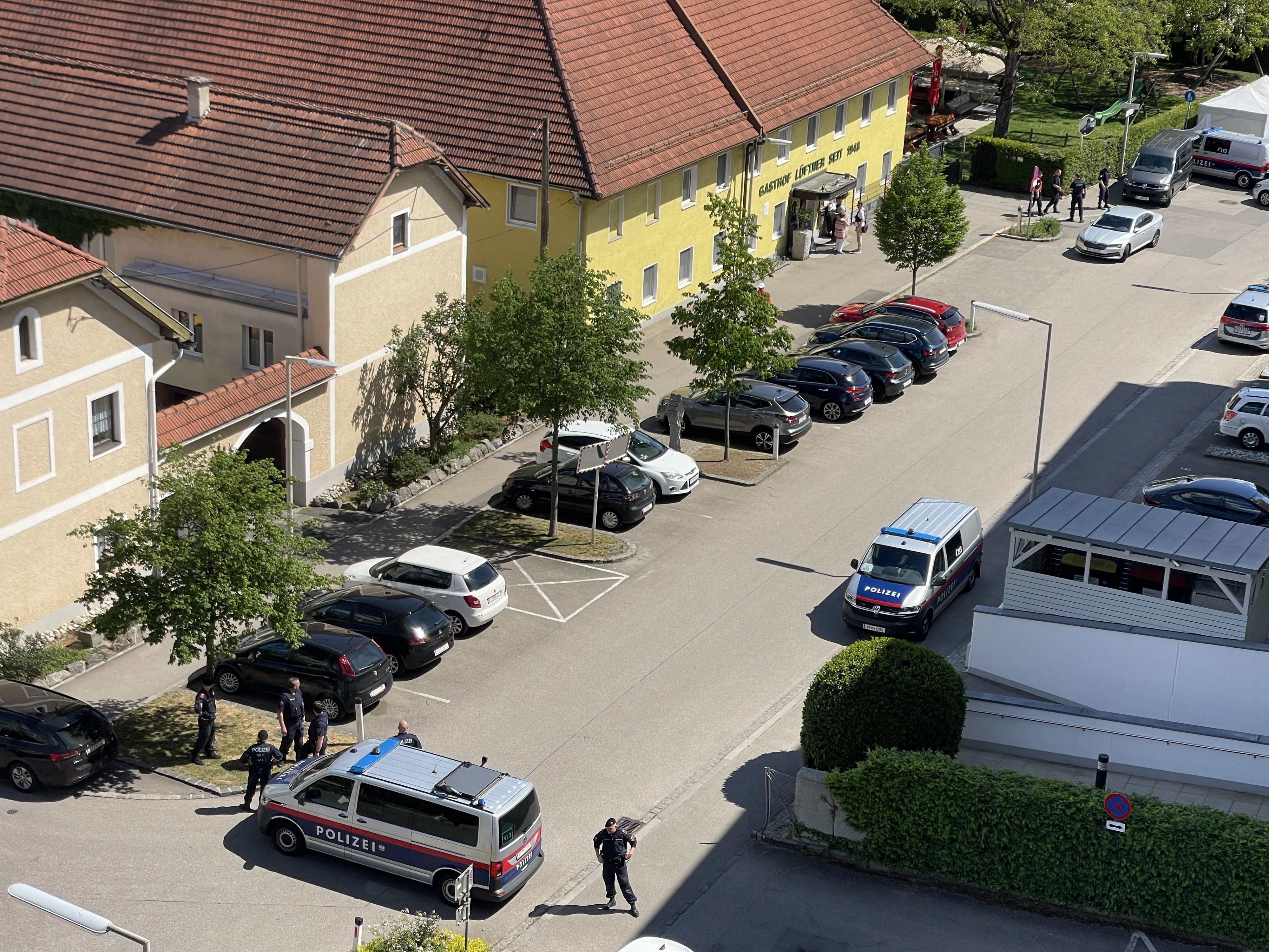 Drei Tote sind nach einer Bluttat in einem Gastgarten in Linz-Urfahr zu beklagen.
