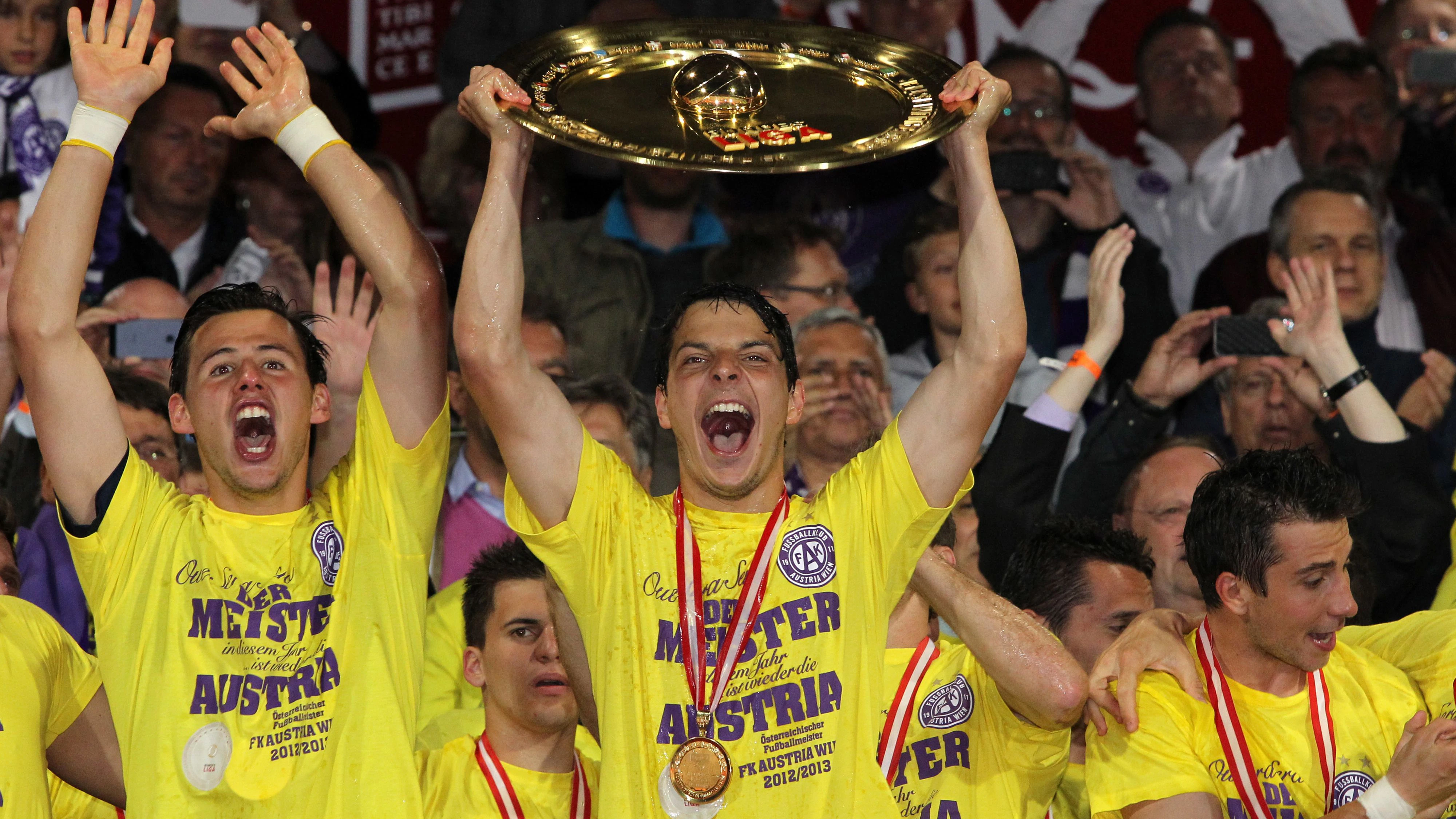 Philipp Hosiner (r.) mit dem Meisterteller 2013