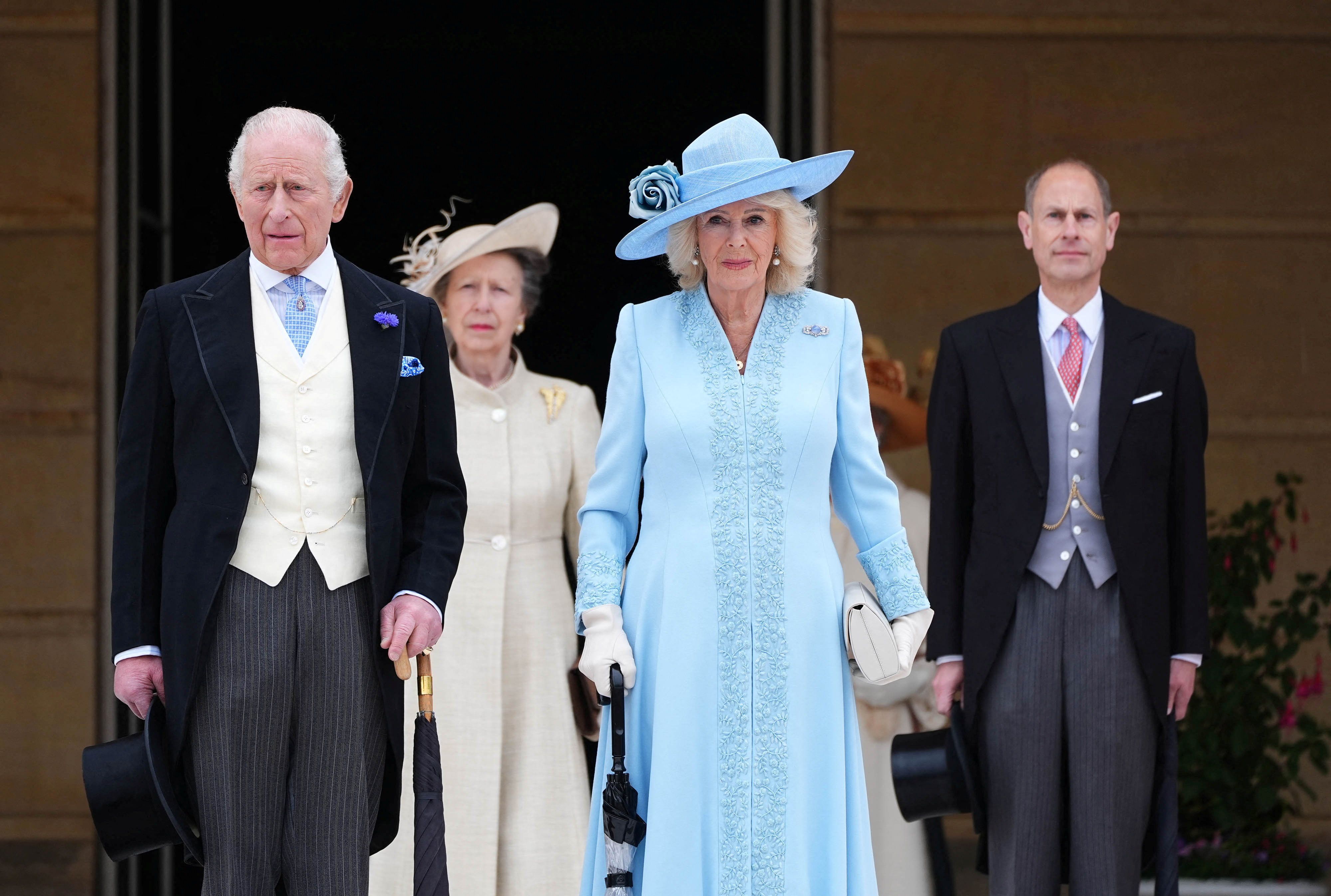 König Charles III, Prinzessin Anne, Königin Camilla und Prinz Edward vor dem Buckingham Palace in London.