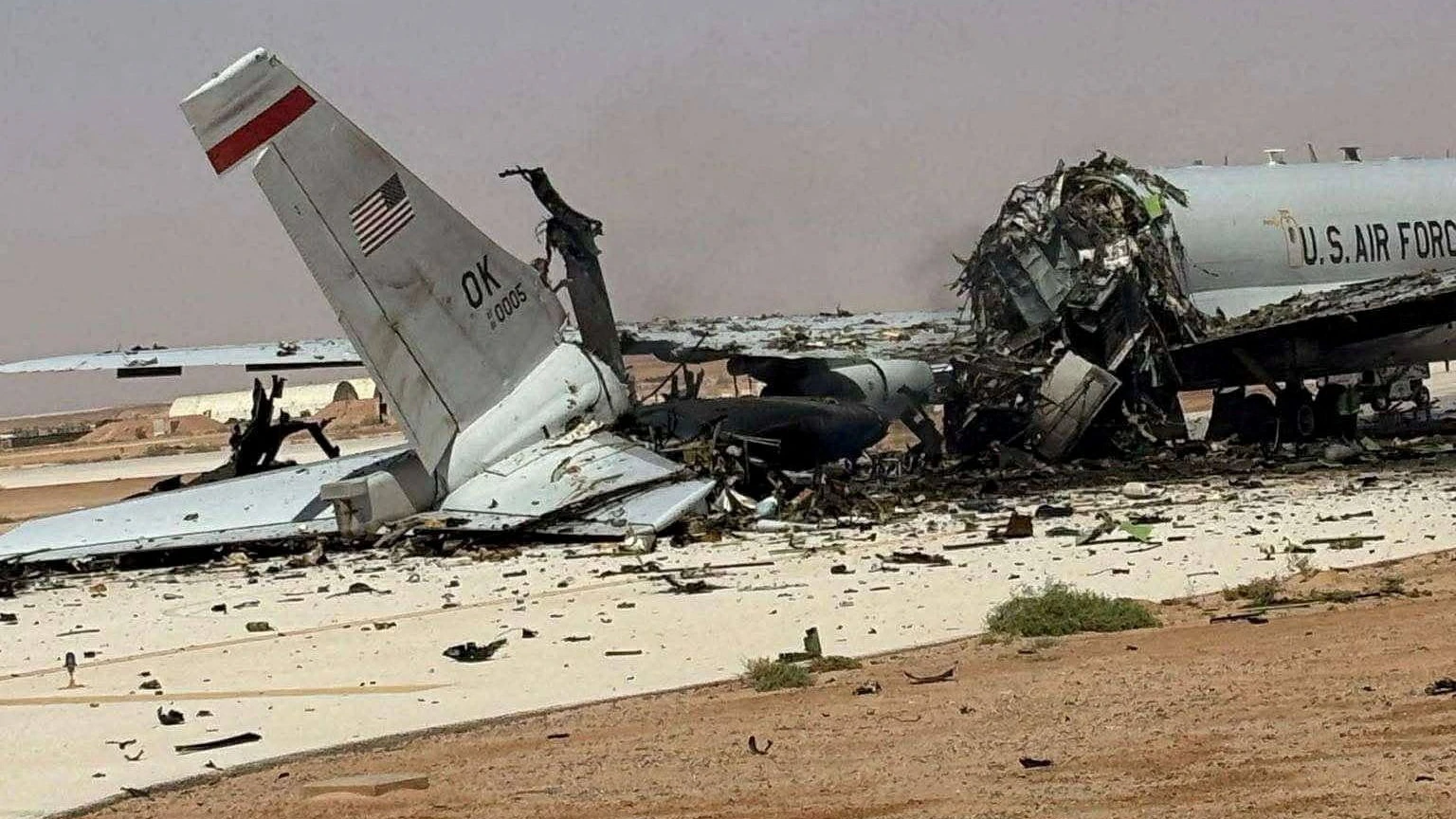 Ein beschädigtes Flugzeug der US-Luftwaffe nach einem iranischen Angriff im März auf der Prince Sultan Air Base in Saudi-Arabien