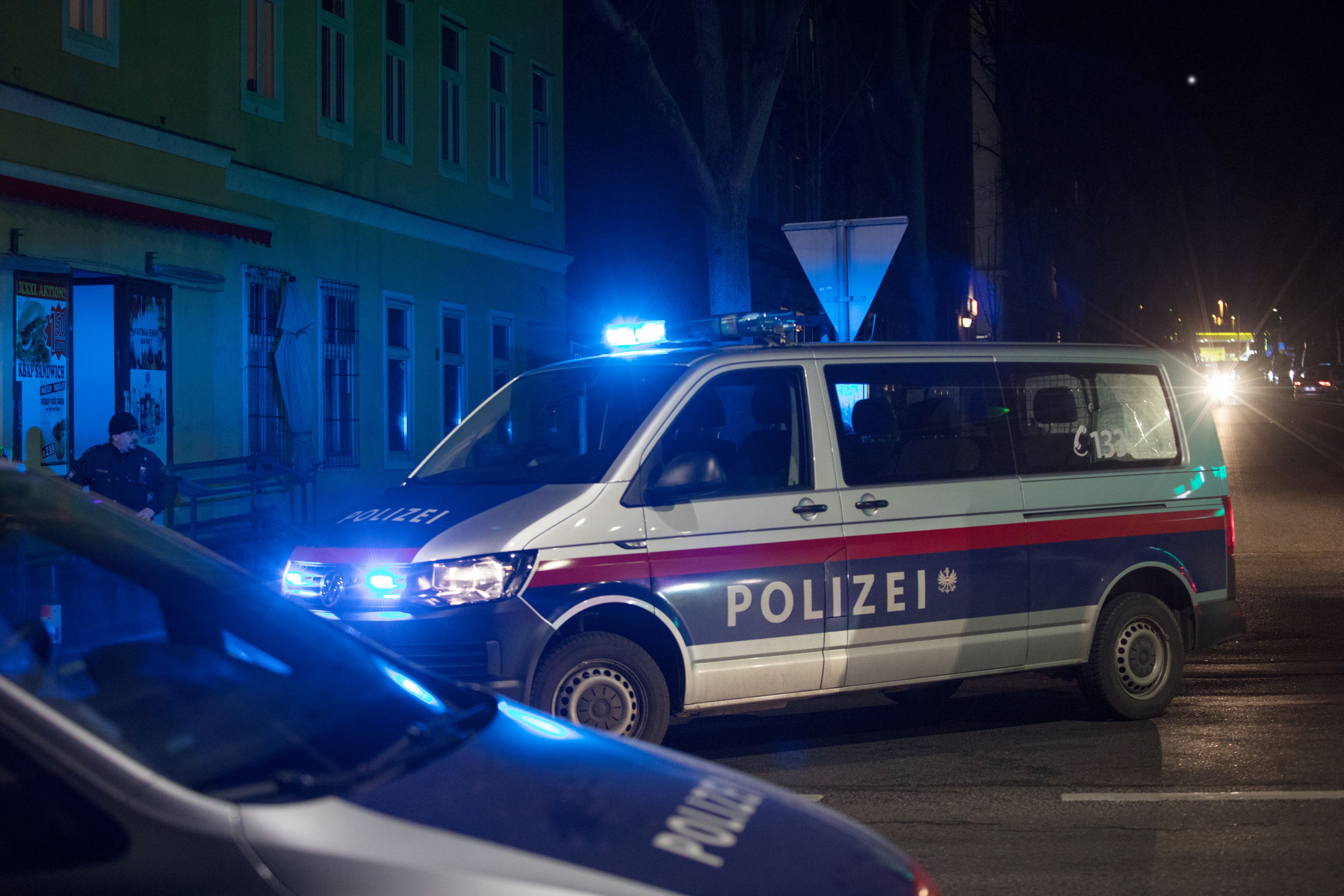 Polizeifahrzeuge mit Blaulicht in Wien-Meidling. Archivbild