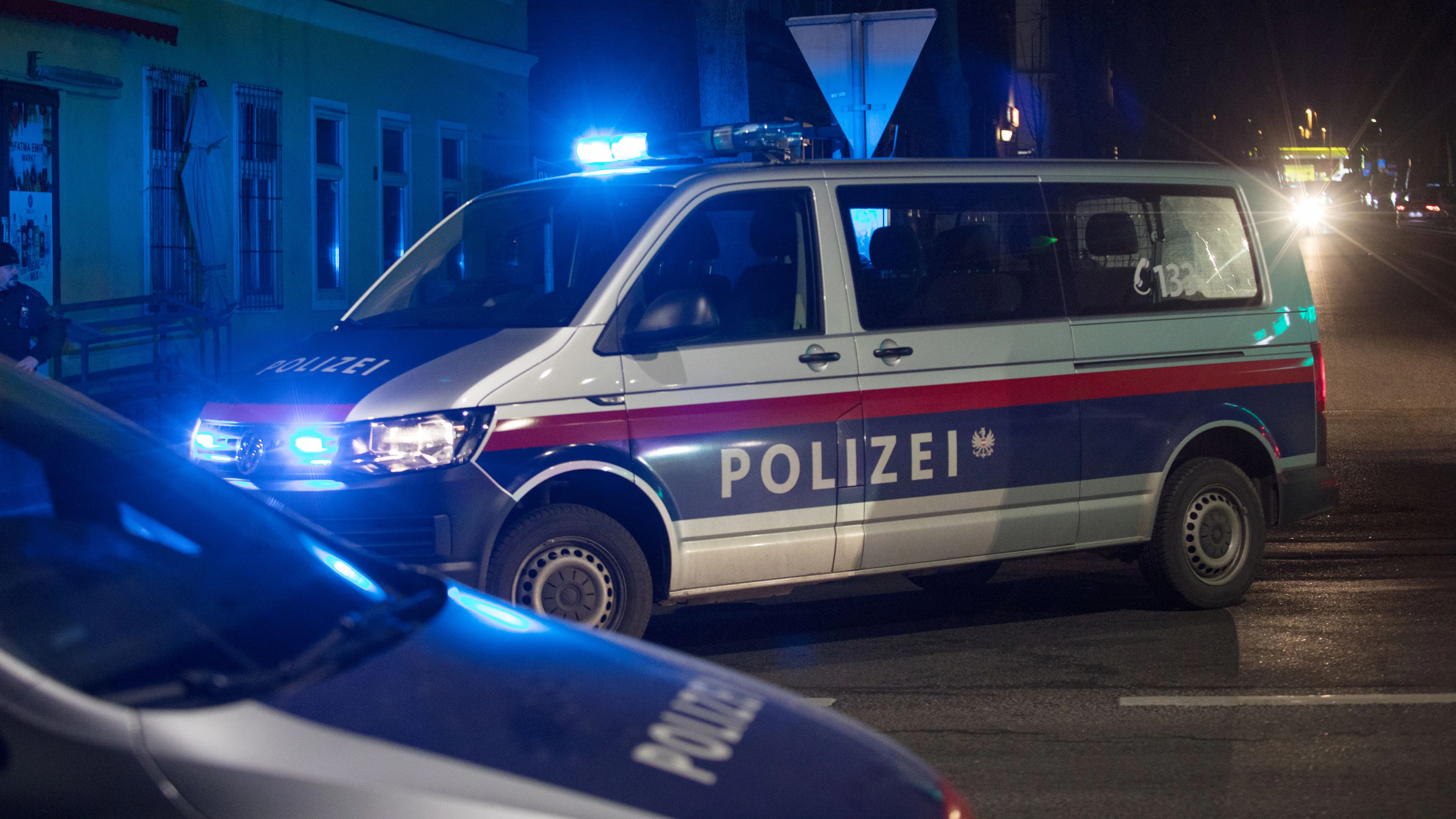 Polizeifahrzeuge mit Blaulicht in Wien-Meidling. Archivbild