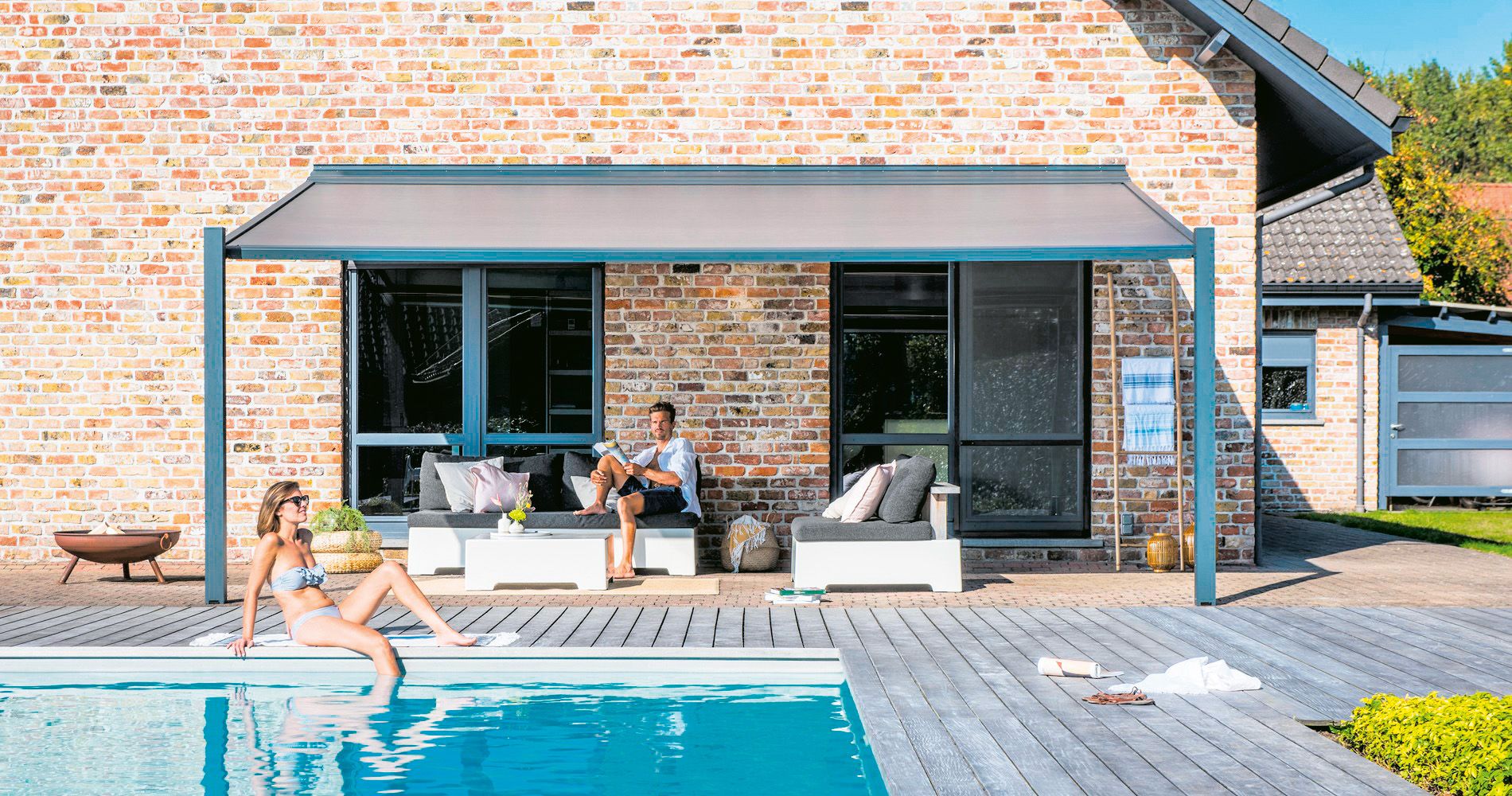 Chillig am Pool vor Sonne und Regen geschützt.
