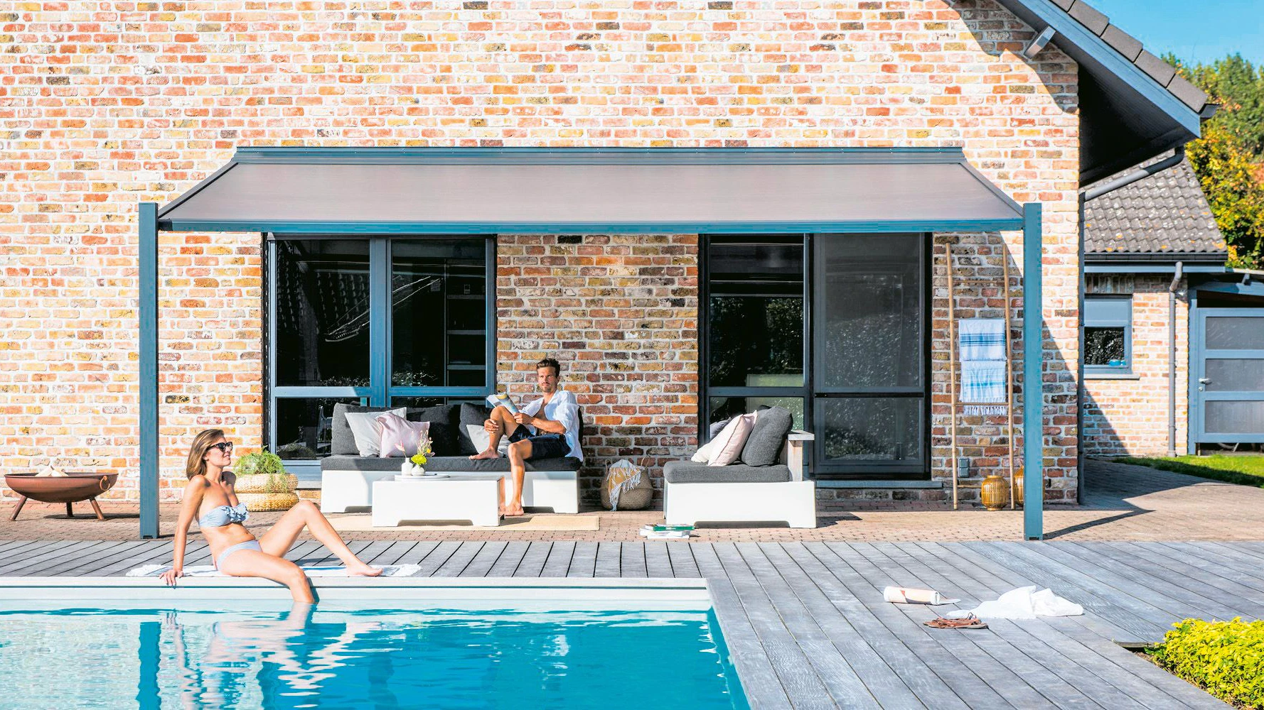 Chillig am Pool vor Sonne und Regen geschützt.