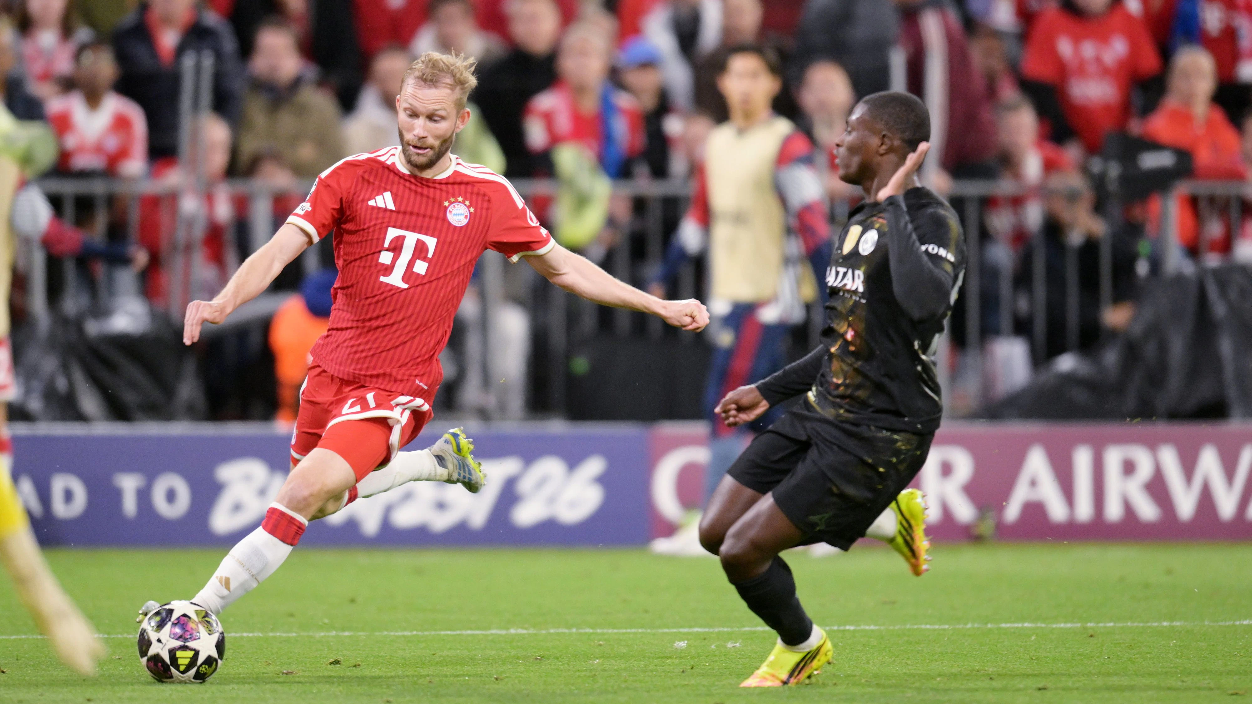 MUNICH,GERMANY,06.MAY.26 - SOCCER - UEFA Champions League, semifinal, FC Bayern Muenchen vs Paris Saint-Germain. Image shows Konrad Laimer (Bayern) and Nuno Mendes (PSG). Photo: GEPA pictures/ Witters/ Markus Fischer - ATTENTION - COPYRIGHT FOR AUSTRIAN CLIENTS ONLY