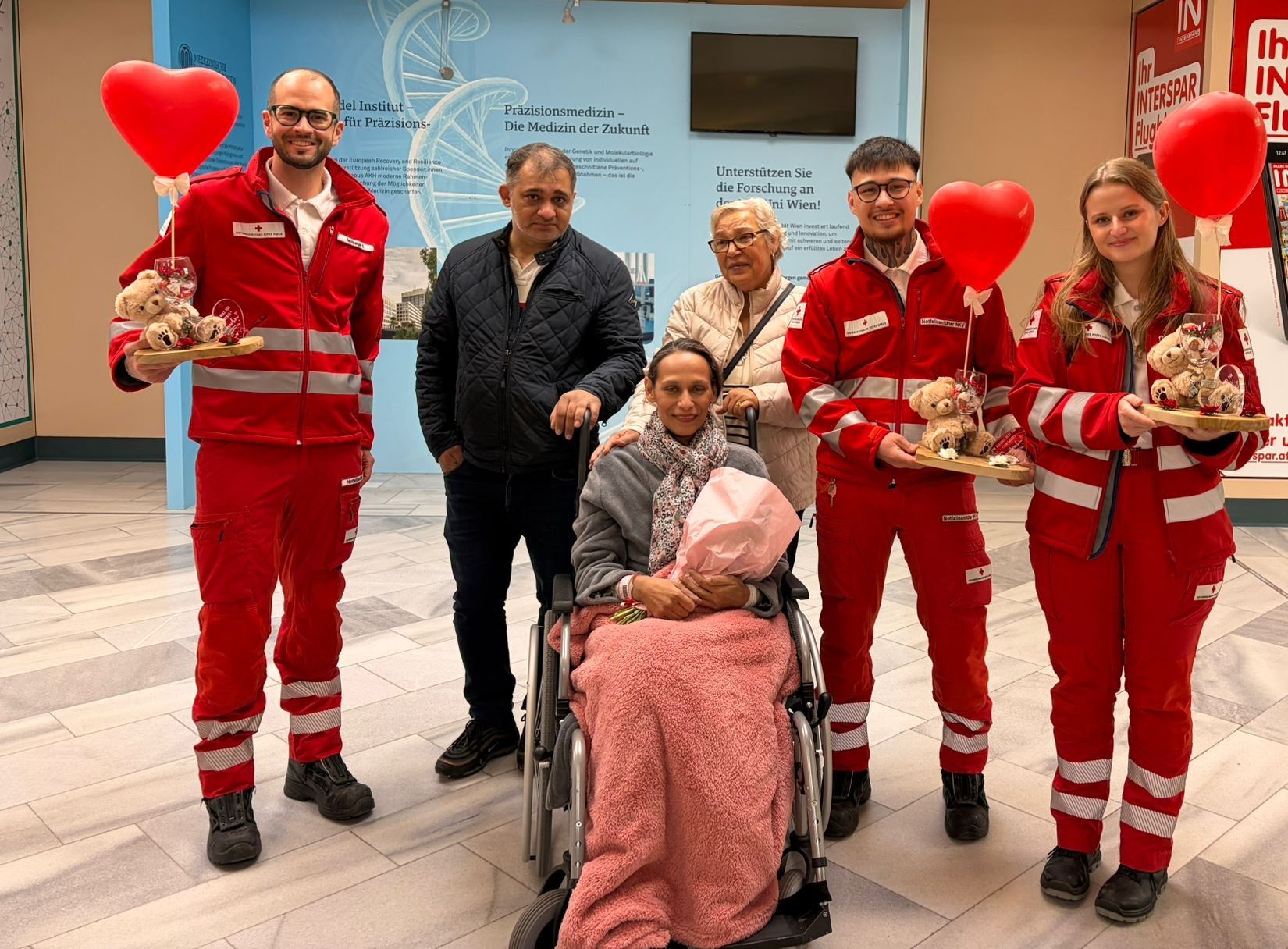 Am 23. April besuchte das Rotkreuz-Team die Patientin (v.l.n.r.): Rotkreuz-Notfallsanitäter Raphael Reichberger, Ehemann Willi J., Patientin Nevenka J. mit ihrer Mutter Verica J., Rotkreuz-Notfallsanitäter Josef Strieg und Rotkreuz-Rettungssanitäterin Angelina Grillari.