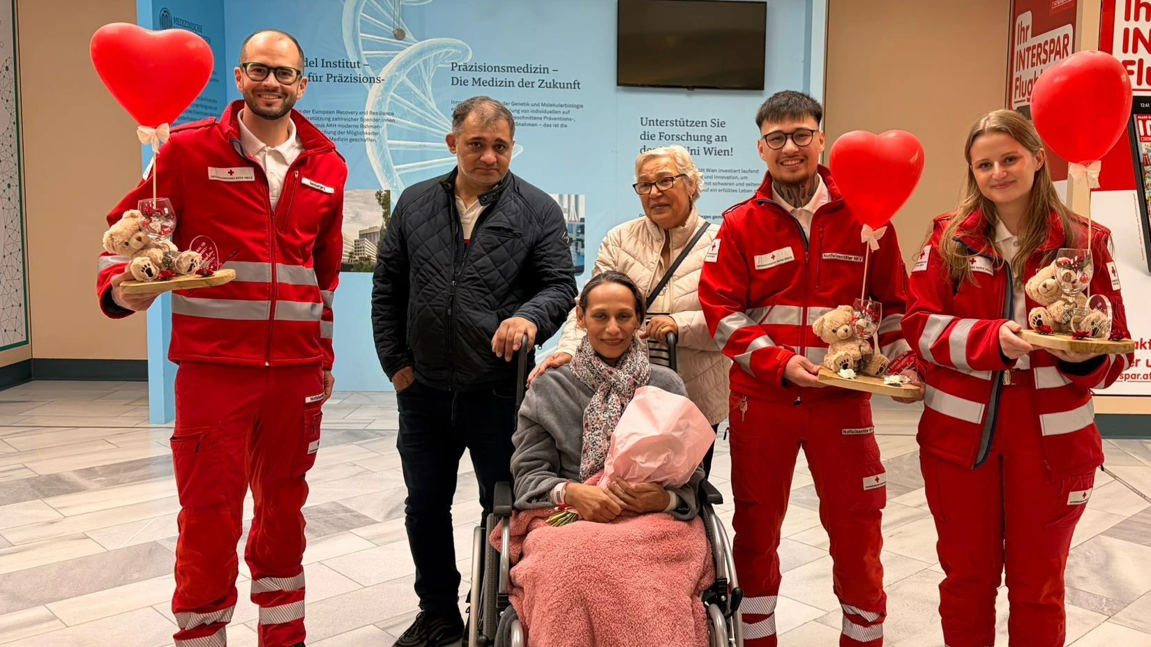 Am 23. April besuchte das Rotkreuz-Team die Patientin (v.l.n.r.): Rotkreuz-Notfallsanitäter Raphael Reichberger, Ehemann Willi J., Patientin Nevenka J. mit ihrer Mutter Verica J., Rotkreuz-Notfallsanitäter Josef Strieg und Rotkreuz-Rettungssanitäterin Angelina Grillari.