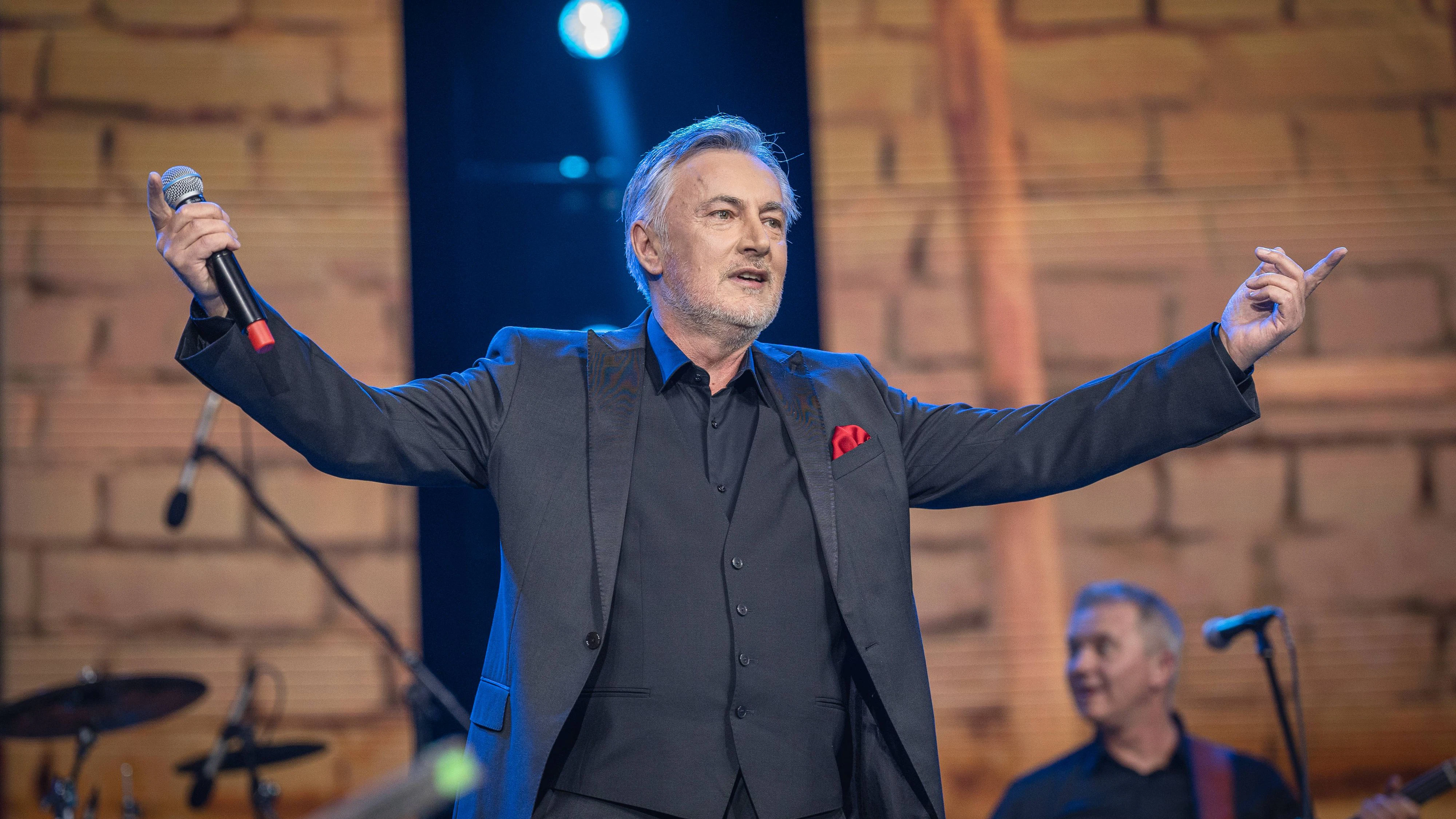 Miroslav Škoro ist in Kroatien ein gefeierter Star.