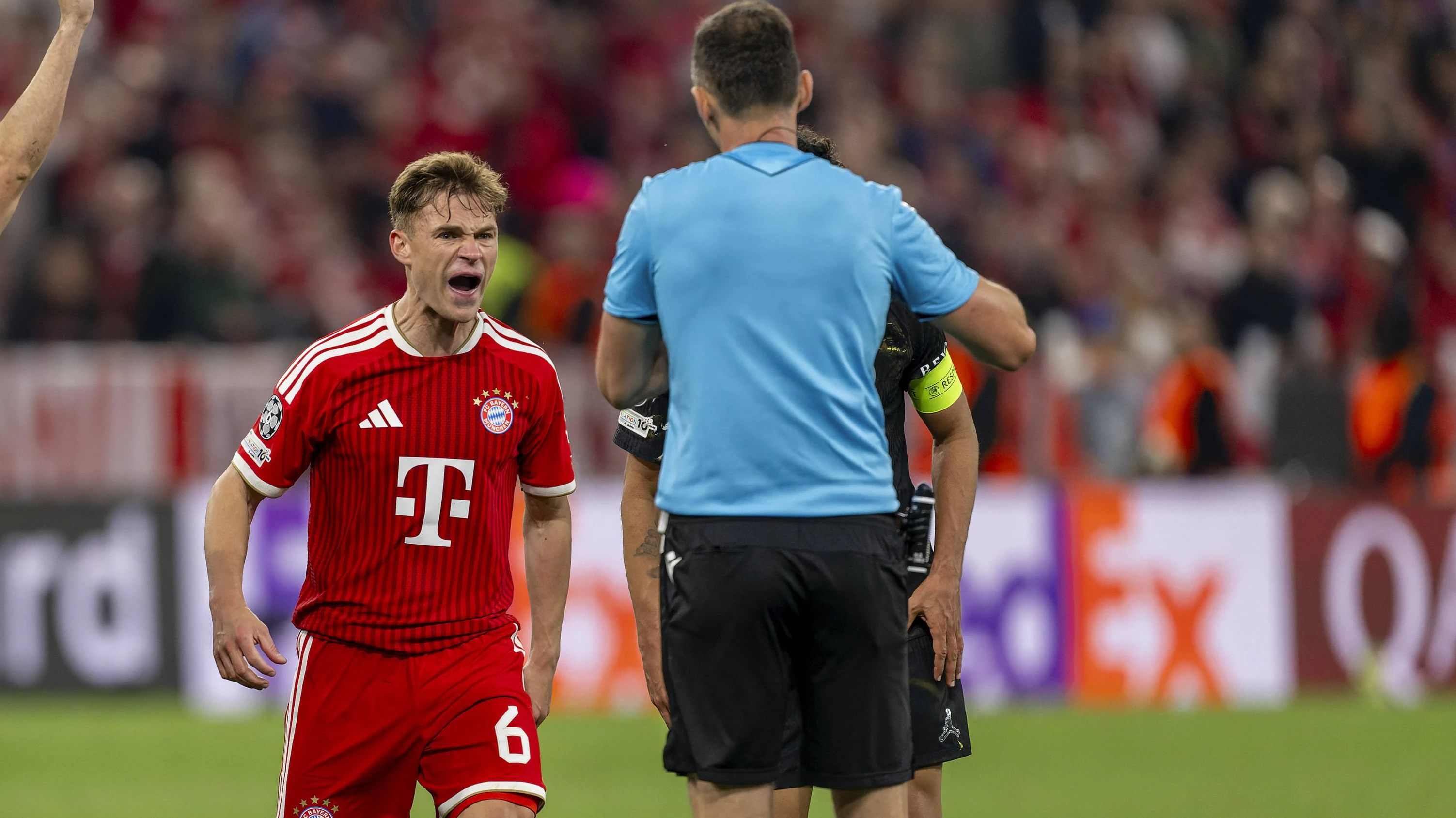 06.05.2026, Fussball UEFA Championsleague 2025/2026: Halbfinale Rückpiel, FC Bayern München - Paris St. Germain, in der Allianz-Arena München, mitte: Joshua Kimmich FC Bayern München geht nach dem Schlusspfiff wütend auf den Schiedsrichter Joao Pinheiro POR los. *** 06 05 2026, Football UEFA Championsleague 2025 2026 semi-final second leg, FC Bayern Munich Paris St Germain, in the Allianz Arena Munich, center Joshua Kimmich FC Bayern Munich angrily attacks the referee Joao Pinheiro POR after the final whistle