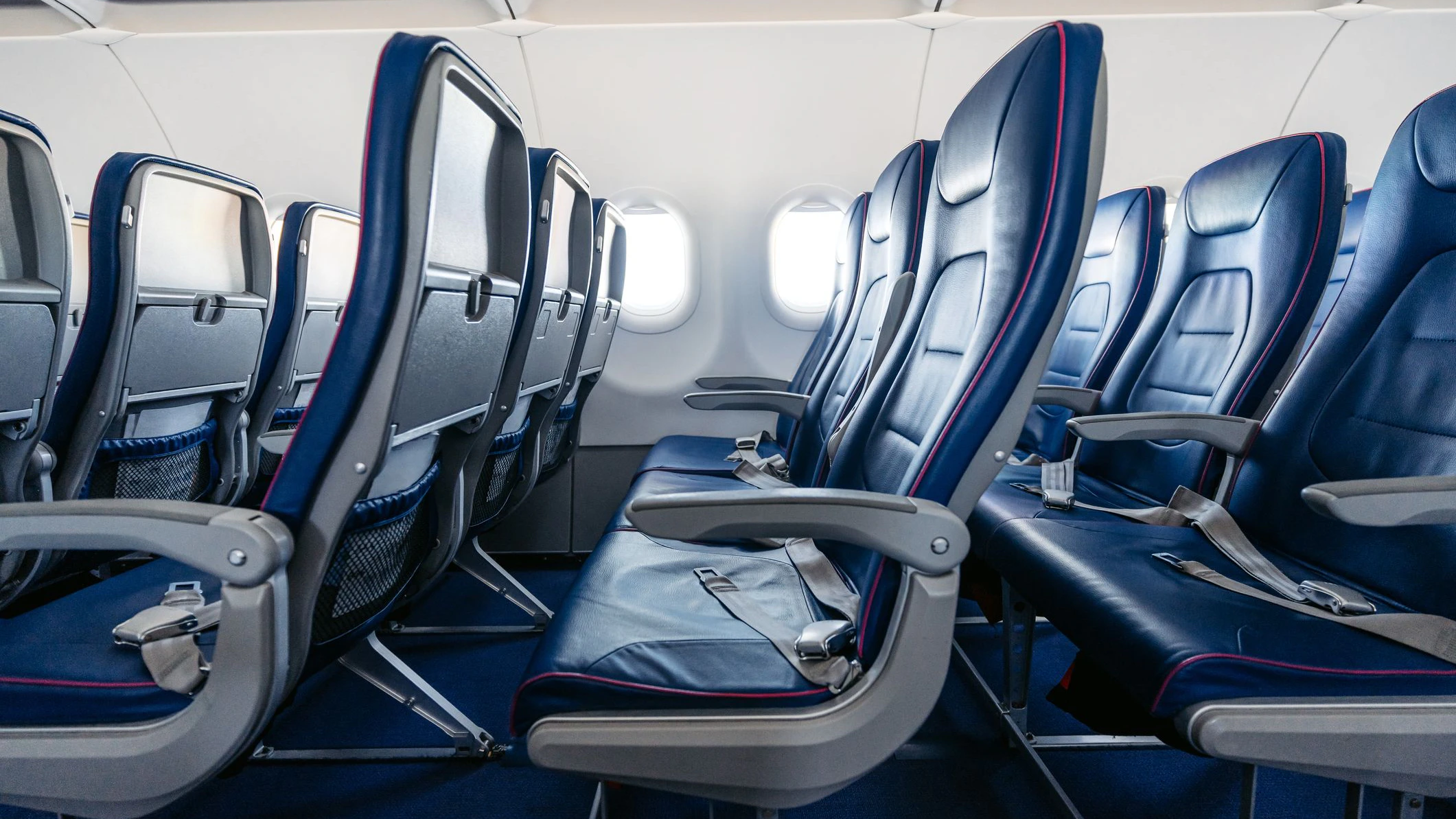 Heute.at - Jetzt sollen die Klapptische im Flugzeug verschwinden