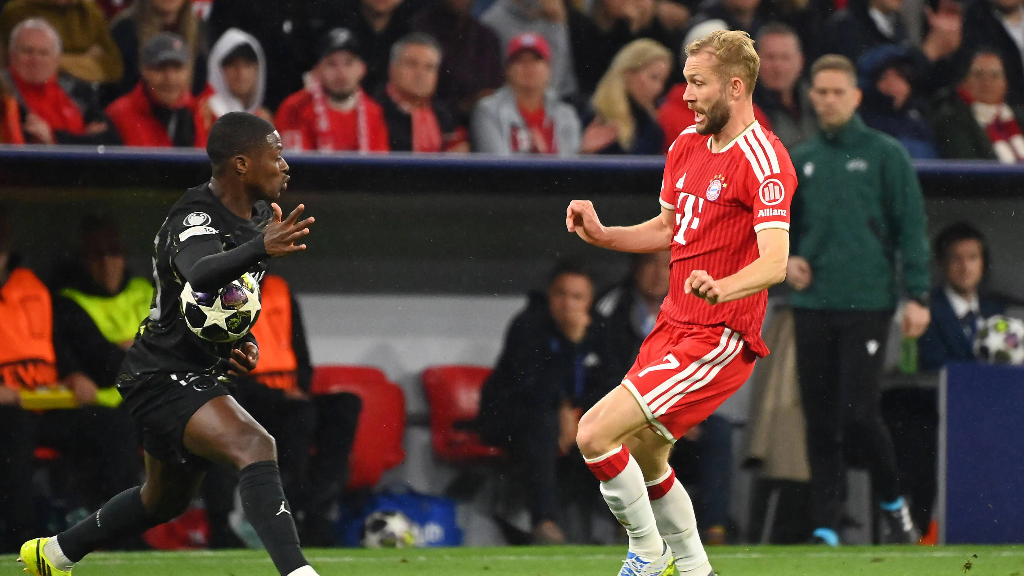 Klares Handspiel-Die Hand geht zum Ball beim Aktion,Zweikampf von Konrad LAIMER Bayern Muenchen mit Nuno MENDES PSG,Kein Elfmeter,Strafstoss. Fussball Champions League,Saison 2025/26, Halbfinale FC Bayern-Muenchen - Paris Saint Germain PSG 1-1 am 06.05.2026 A L L I A N Z A R E N A. *** Clear handball The hand goes to the ball during the action,tackle by Konrad LAIMER Bayern Muenchen with Nuno MENDES PSG ,no penalty,penalty kick Football Champions League,season 2025 26, semi-final FC Bayern Muenchen Paris Saint Germain PSG 1 1 on 06 05 2026 A L L I A N Z A R E N A
