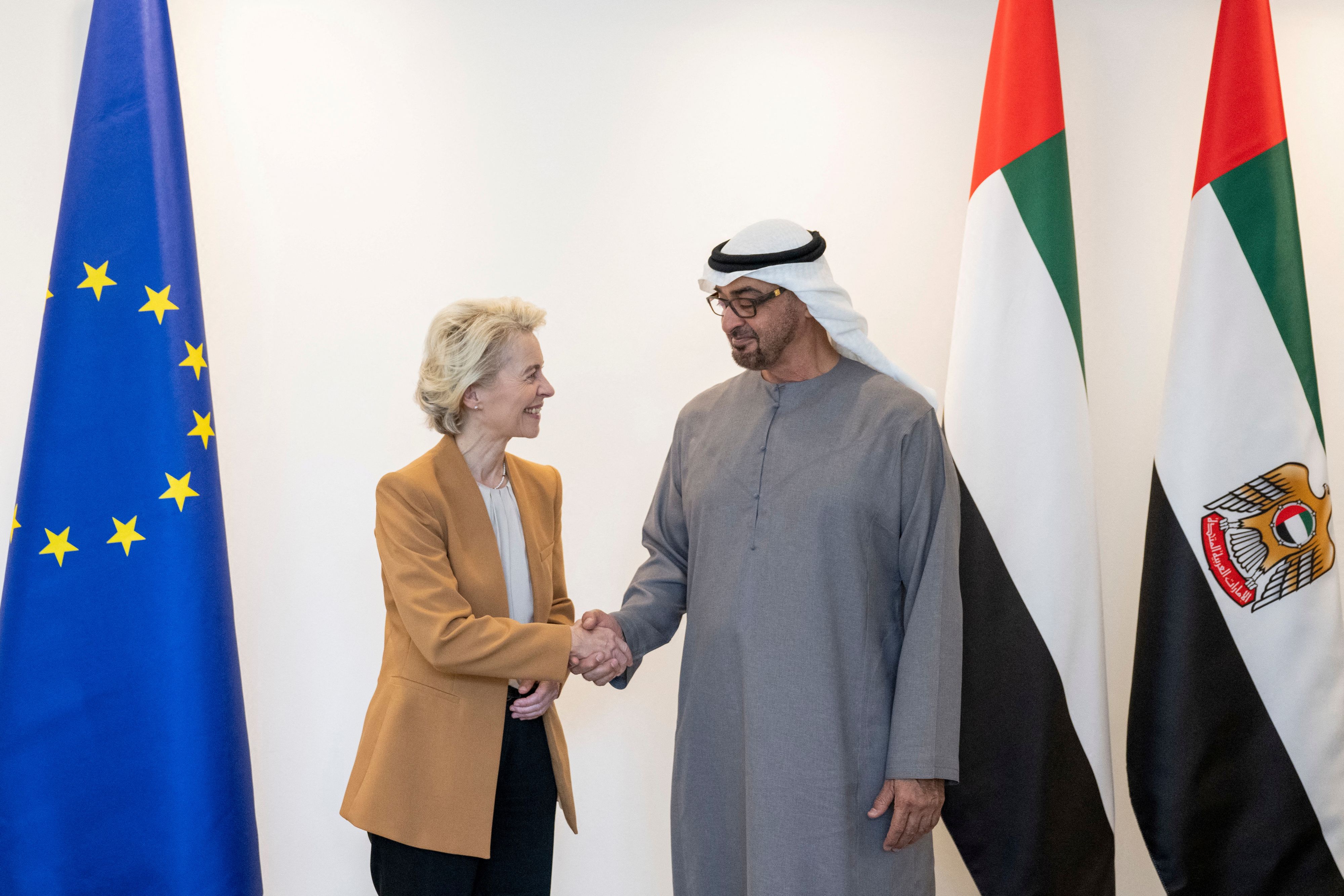Die Familie von Scheich Mohammed bin Zayed Al Nahyan ist die zweitreichste der Welt. Die EU – im Bild Kommissionschefin von der Leyen – überweist ihm Millionen an Landwirtschafts-Förderungen