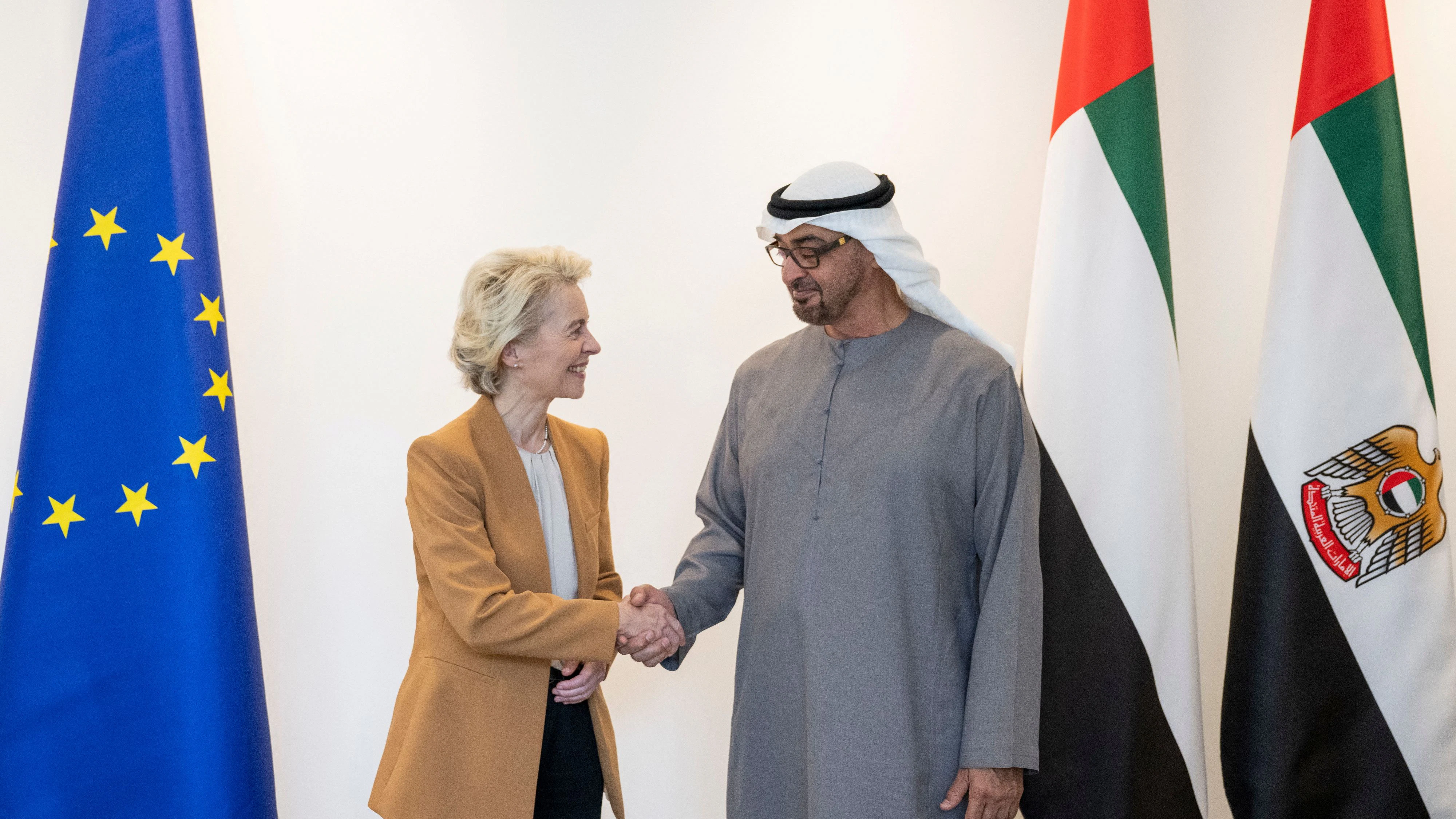 Sheikh Mohamed bin Zayed Al Nahyan, President of the United Arab Emirates shakes hands with Ursula von der Leyen, President of the European Commission in Abu Dhabi, United Arab Emirates, September 7, 2023.  Abdulla Al Neyadi/ UAE Presidential Court/Handout via REUTERS THIS IMAGE HAS BEEN SUPPLIED BY A THIRD PARTY. MANDATORY CREDIT 