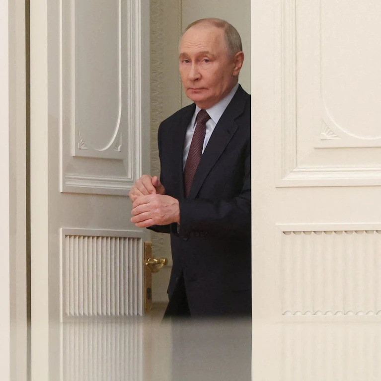 Wladimir Putin verliert seinen Zugriff auf Russland. Er bunkert sich ein, fürchtet einen Putsch. "Jeder seiner Versuche, die Macht zu erhalten, beschleunigt den Verfall," schreibt ein ehemaliger hochrangiger Beamter der Moskauer Regierung. Warum die Uhr tickt.