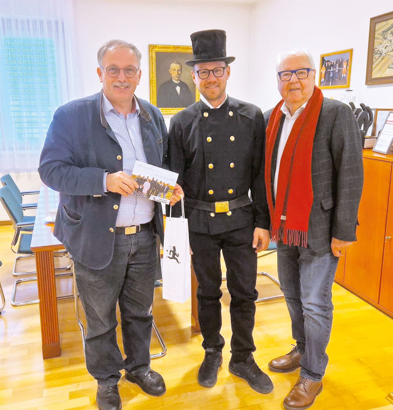 Christian Kranzl (m.) und Erich Schödelbauer (r.) sind die Chef-Rauchfangkehrer.