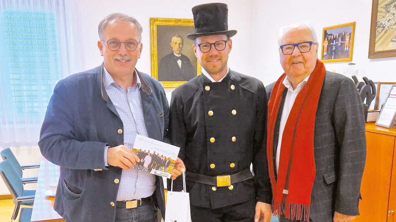 Christian Kranzl (m.) und Erich Schödelbauer (r.) sind die Chef-Rauchfangkehrer.