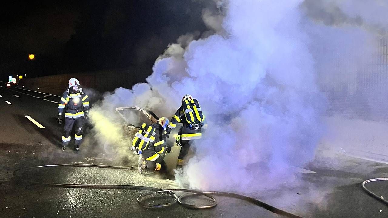 Das Fahrzeug ging sofort in Flammen auf, die Ersthelfer konnten nichts mehr tun.