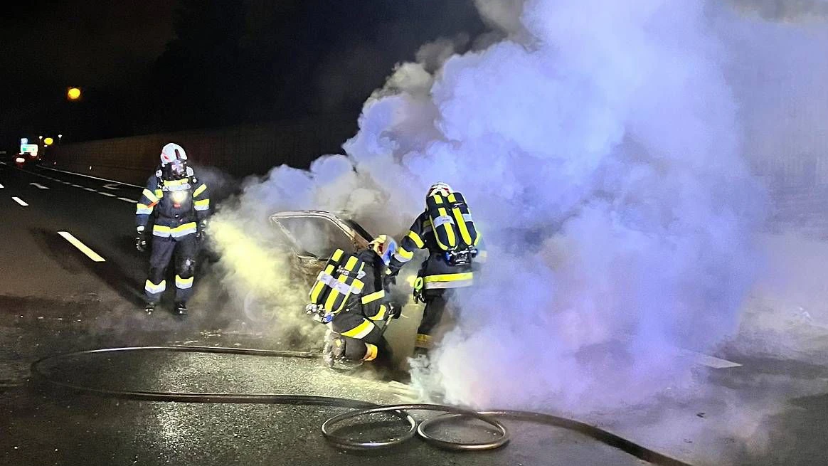 Das Fahrzeug ging sofort in Flammen auf, Ersthelfer konnten nichts mehr tun. 