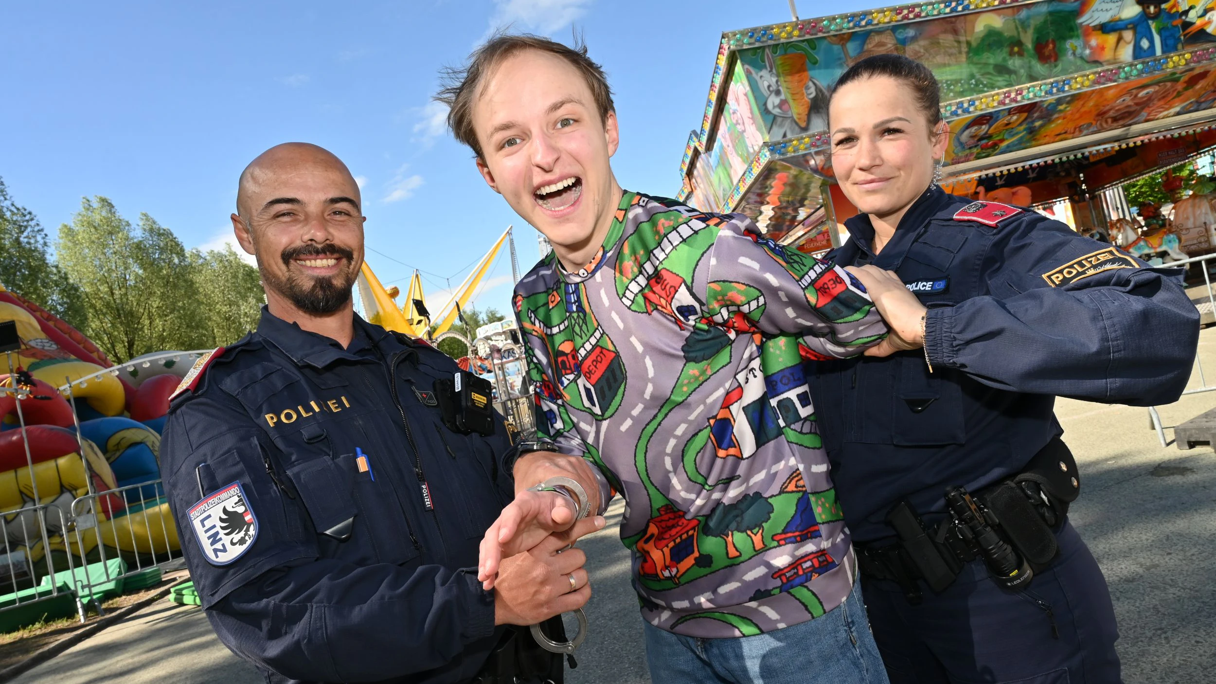 „Influencer wegen zu schlechter Witze festgenommen“ – zumindest für dieses Foto. Die Linzer Polizisten nahmen den spontanen Schmäh am Urfix jedenfalls mit jeder Menge Humor.