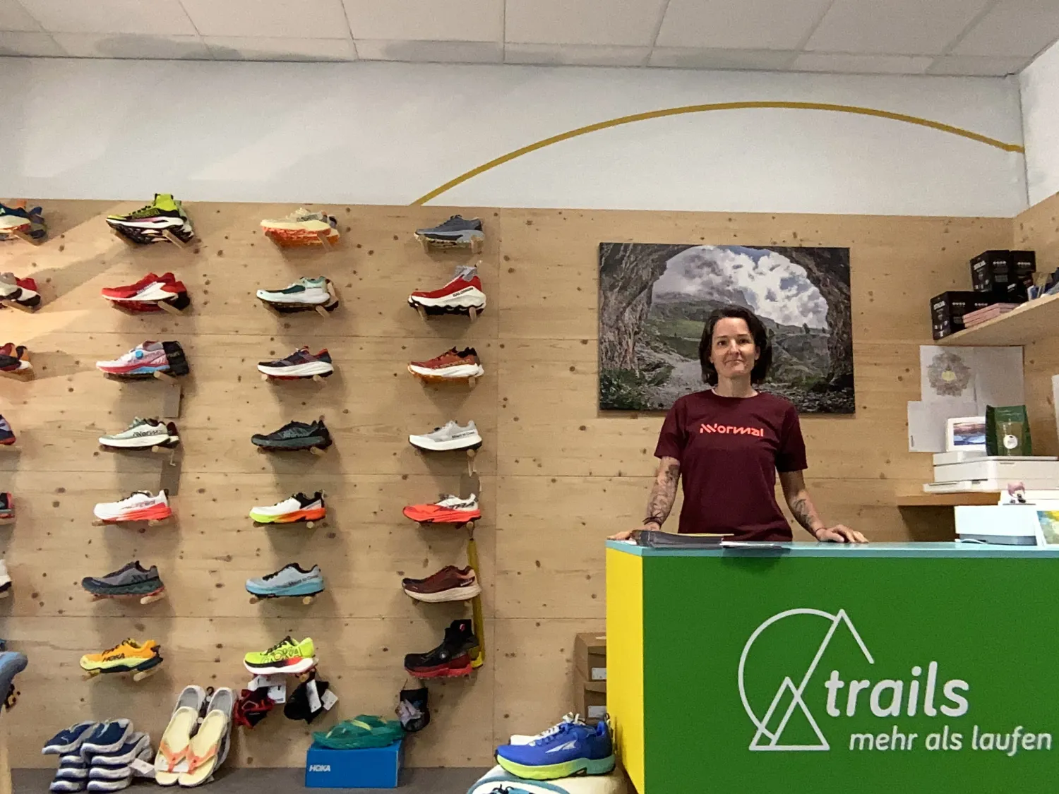 Trailrunning mitten in Linz: Eigentümerin Sandra hat ihre Liebe zum Beruf gemacht und leitet das Geschäft in Linz-Urfahr.