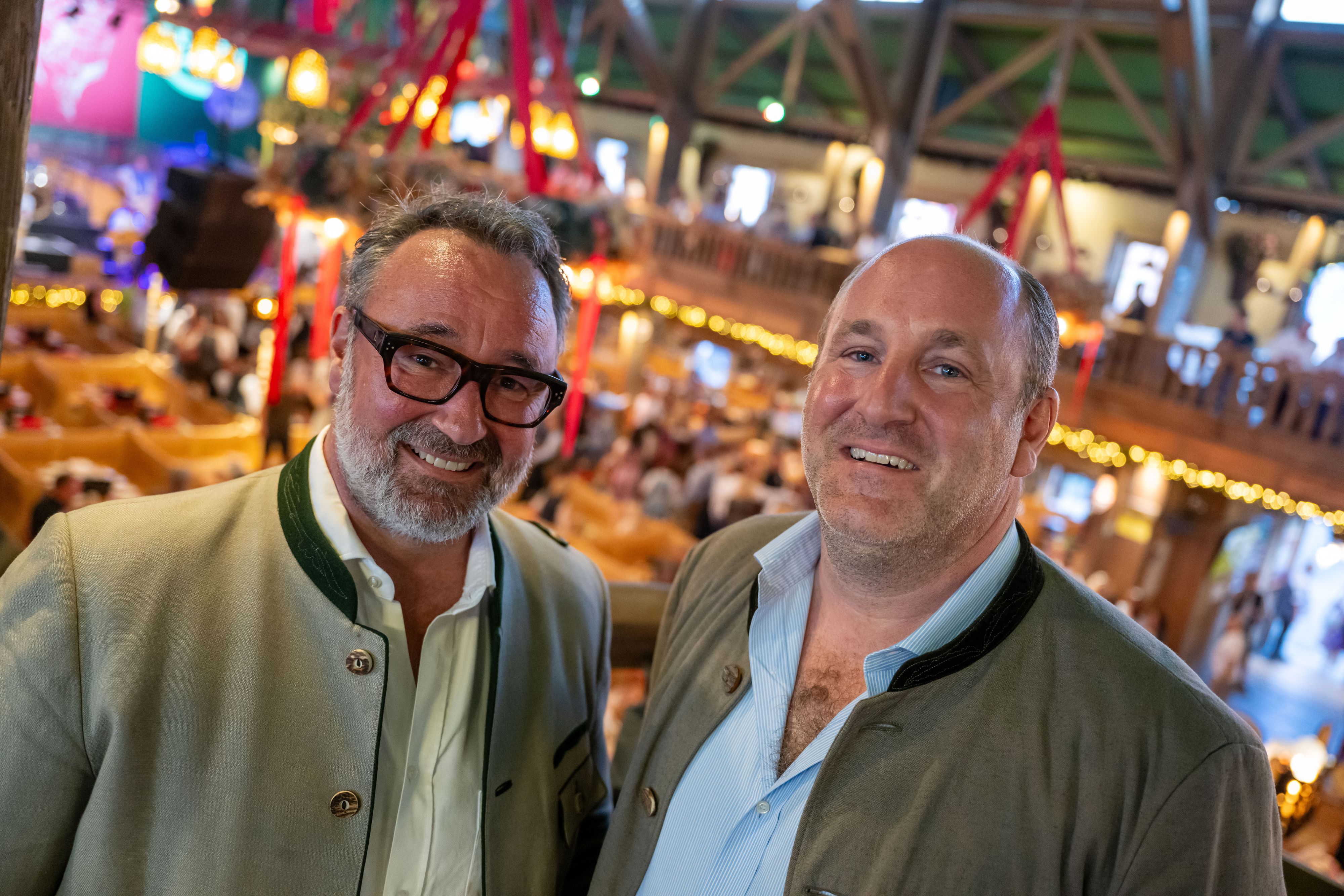 Stephan Kuffler (links) und Sebastian Kuffler gemeinsam in ihrem Weinzelt auf dem Oktoberfest. Archivbild 2023.