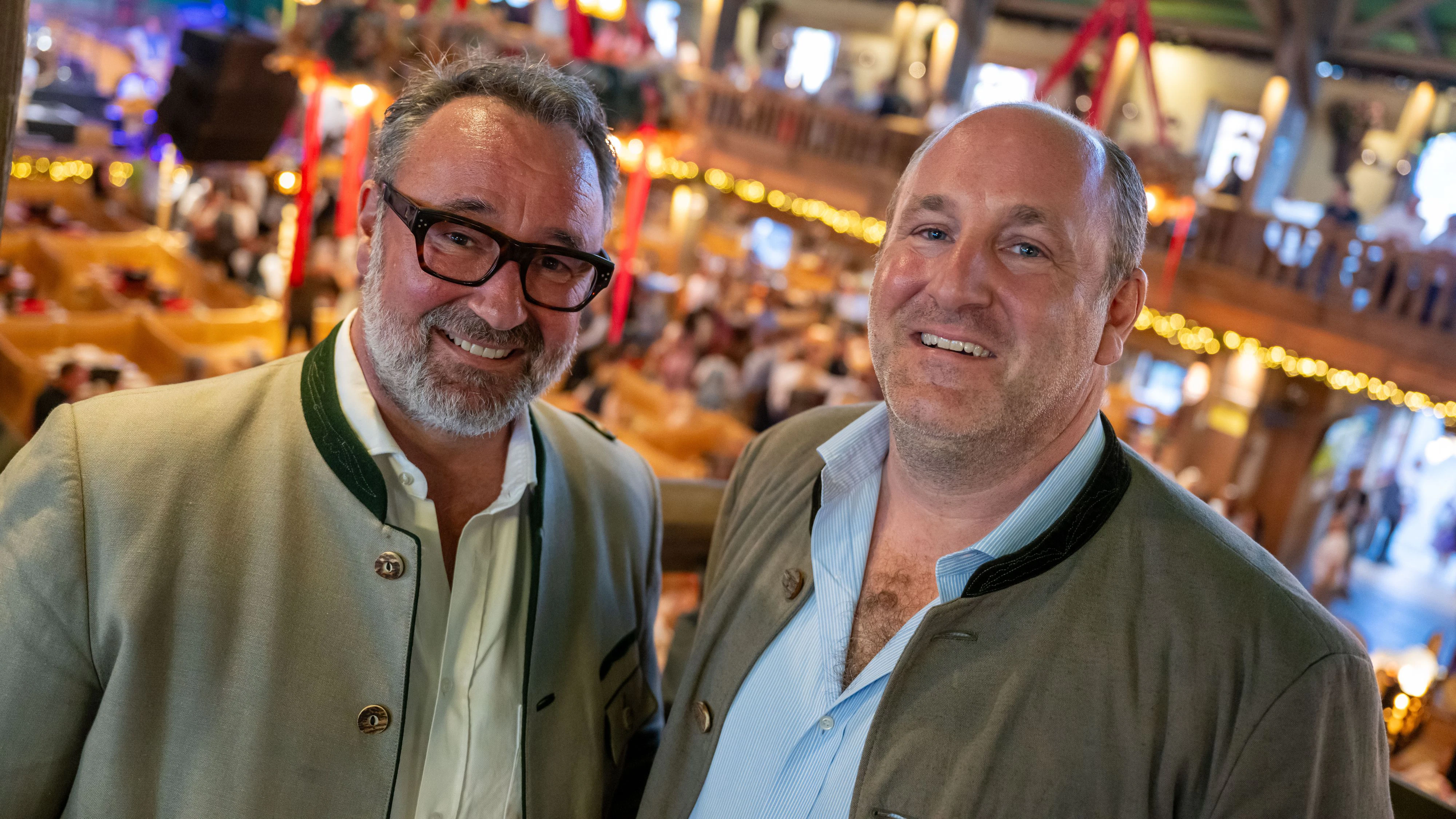 Stephan Kuffler (links) und Sebastian Kuffler gemeinsam in ihrem Weinzelt auf dem Oktoberfest. Archivbild 2023.