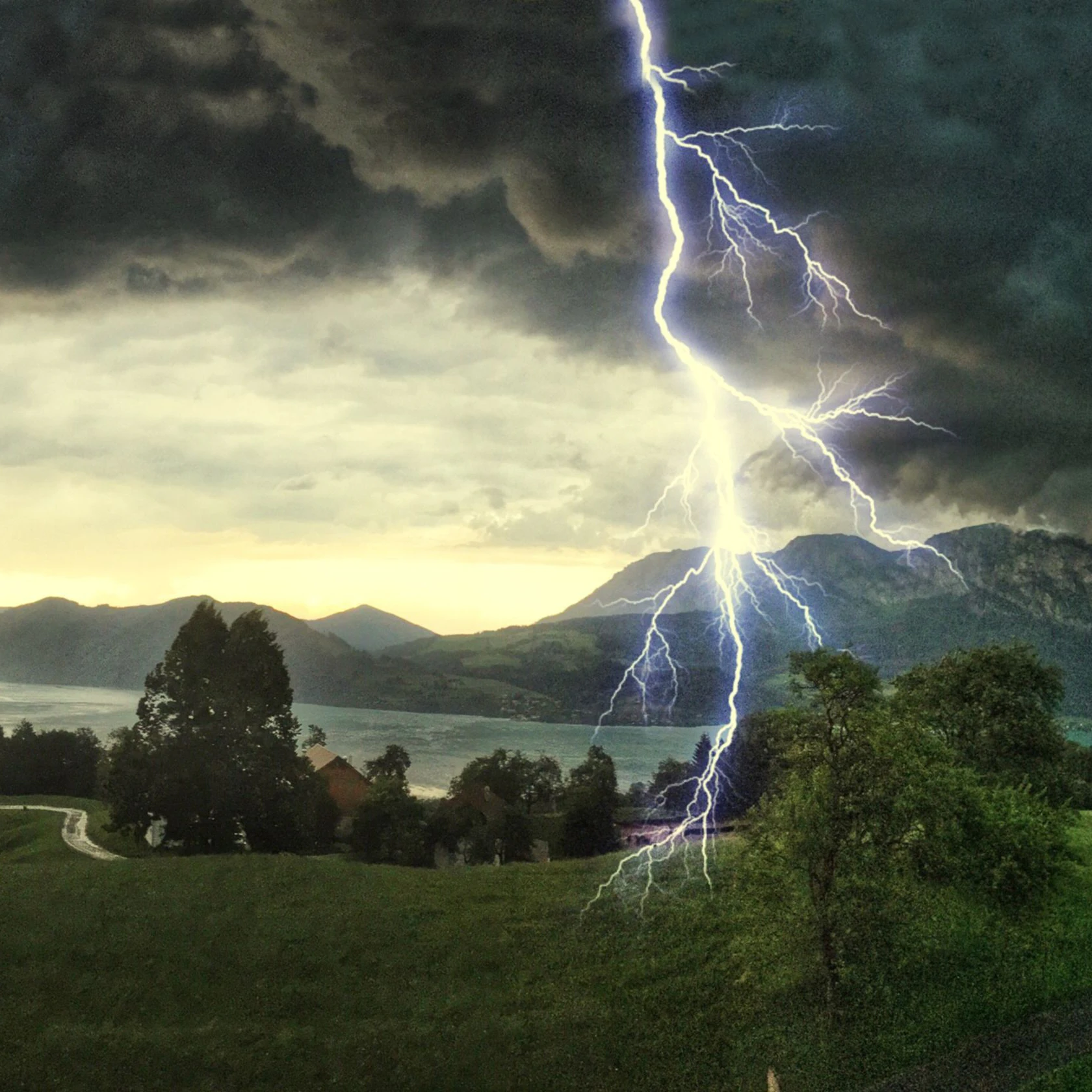 Wetter kippt komplett - Blitz-Alarm! Jetzt krachen schwere Gewitter durchs Land