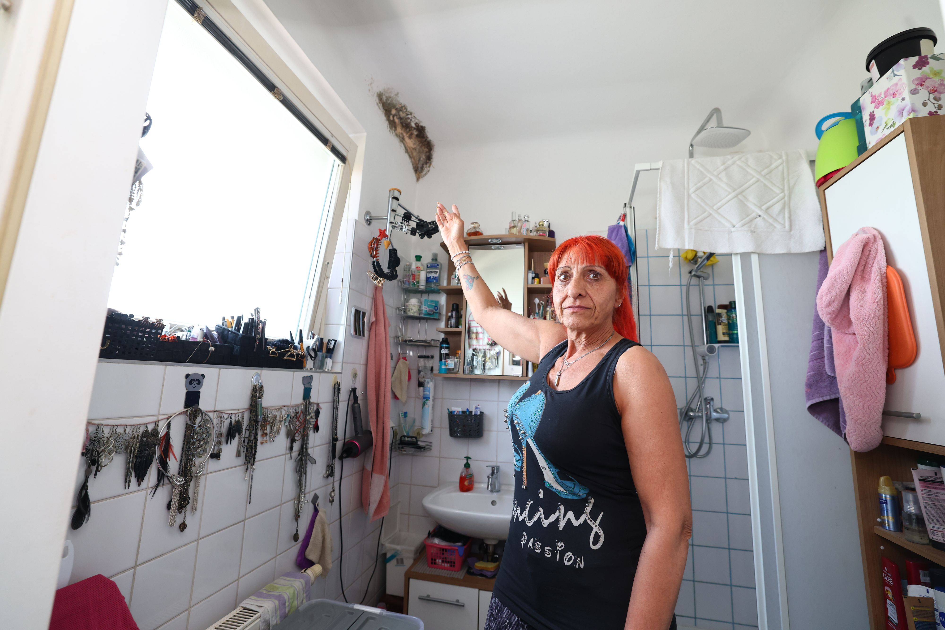 Erika H. (60) hat im Bad starken Schimmelbefall.