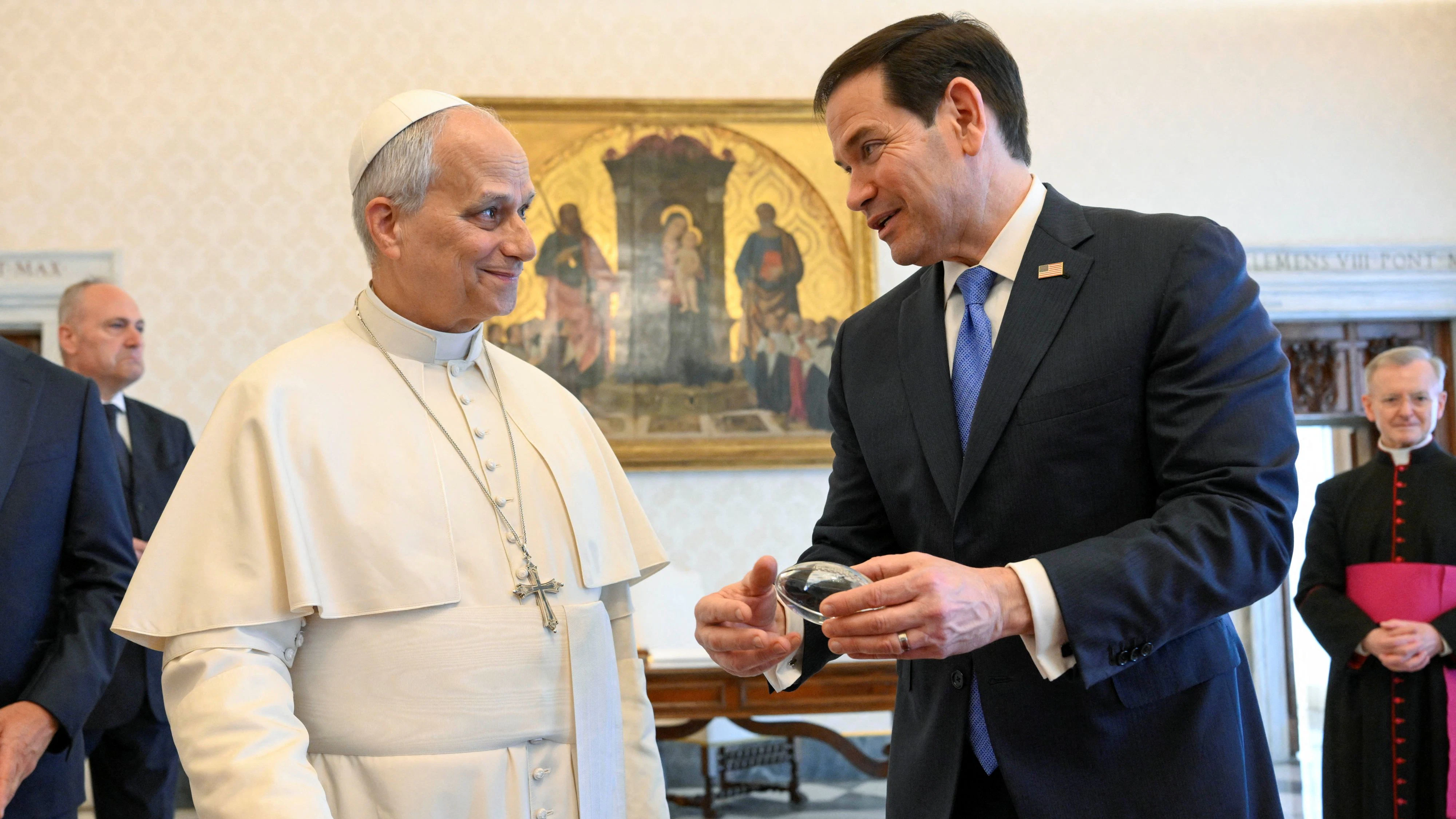 Rubio scheint ein Gastgeschenk mitgebracht zu haben.