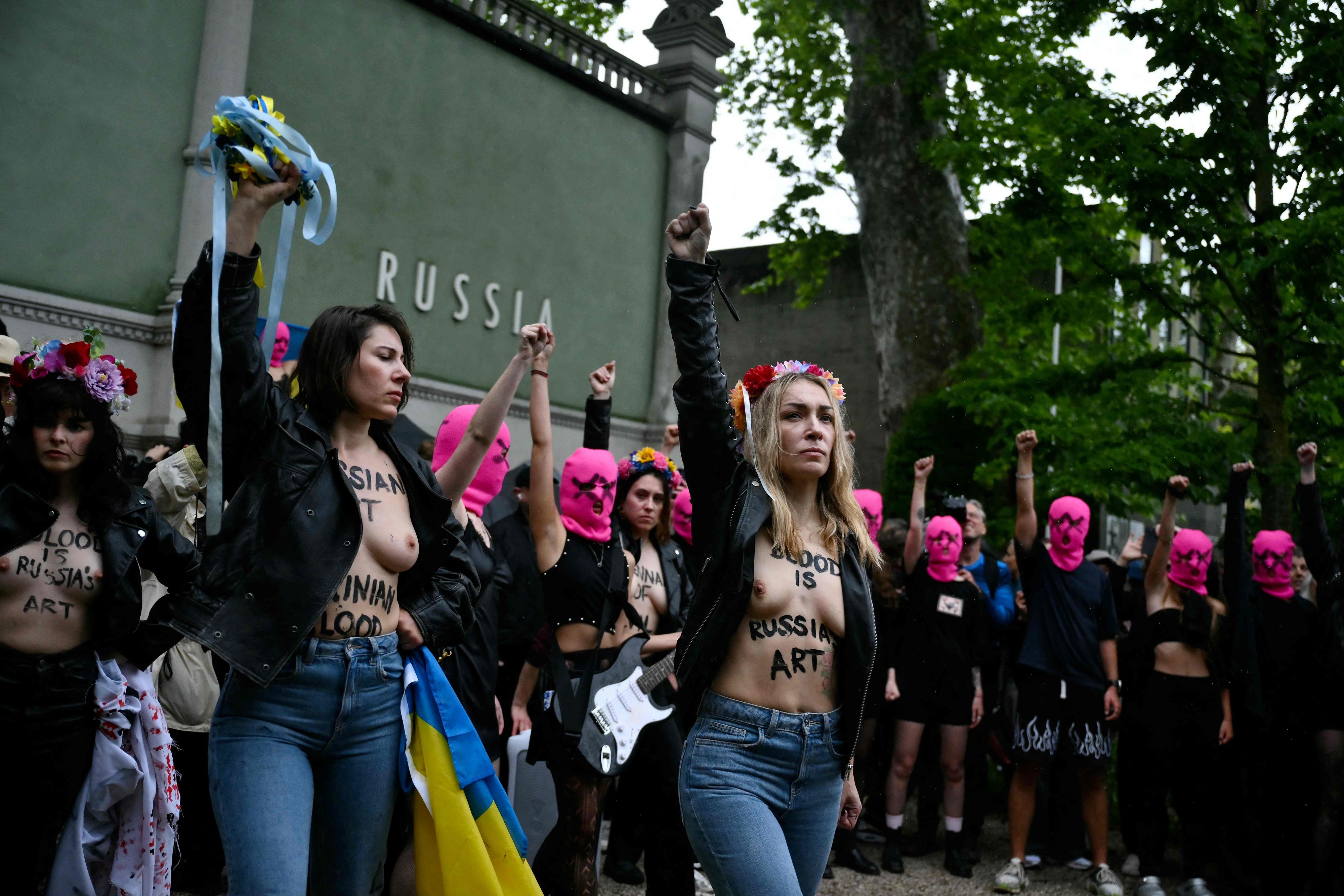 Die russische Punkband Pussy Riot protestiert gemeinsam mit Aktivistinnen der ukrainischen Frauenbewegung Femen gegen die Wiedereröffnung des russischen Pavillons.