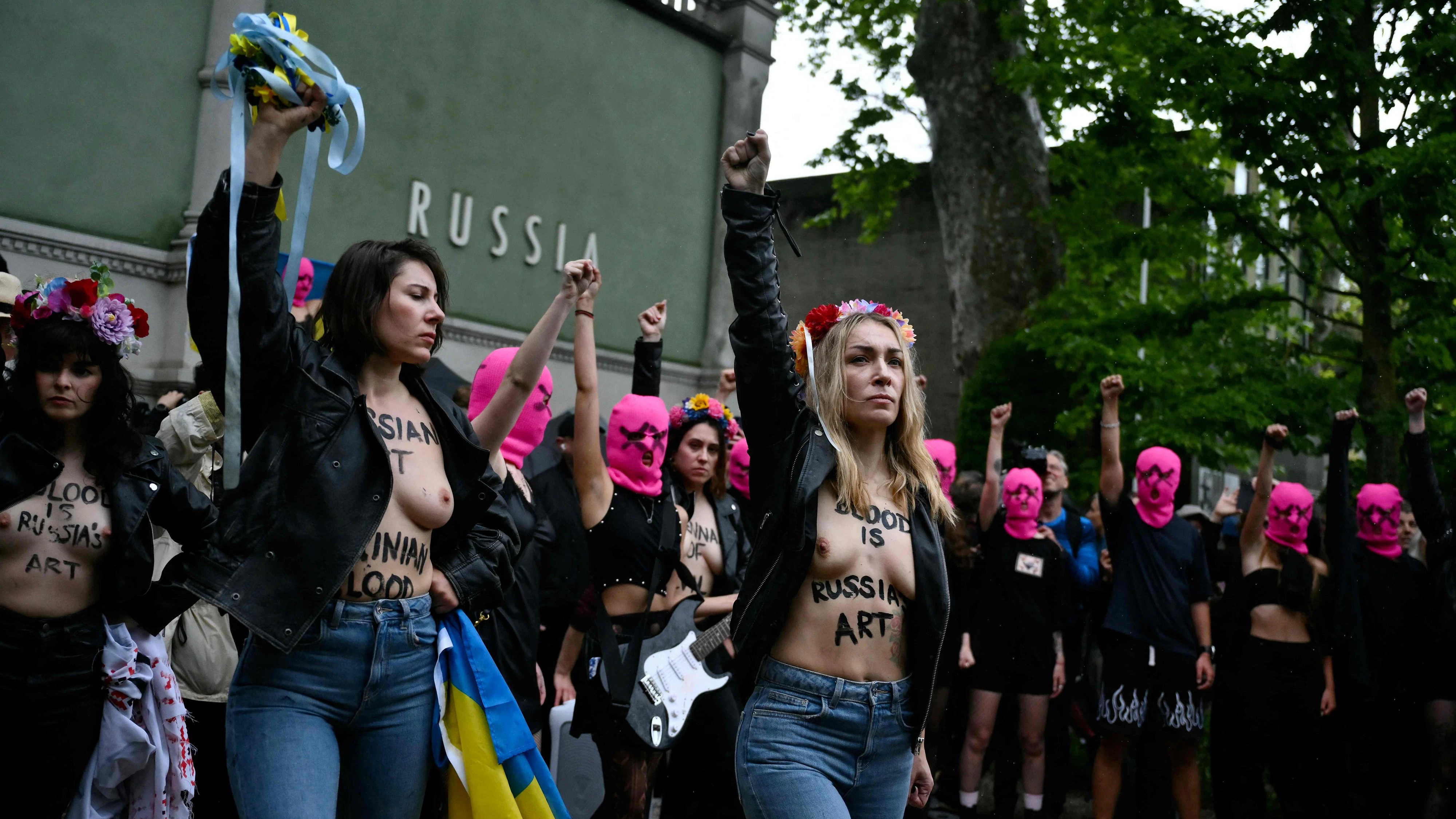 Heute.at - Punkband stürmt Russland-Pavillon auf der Biennale