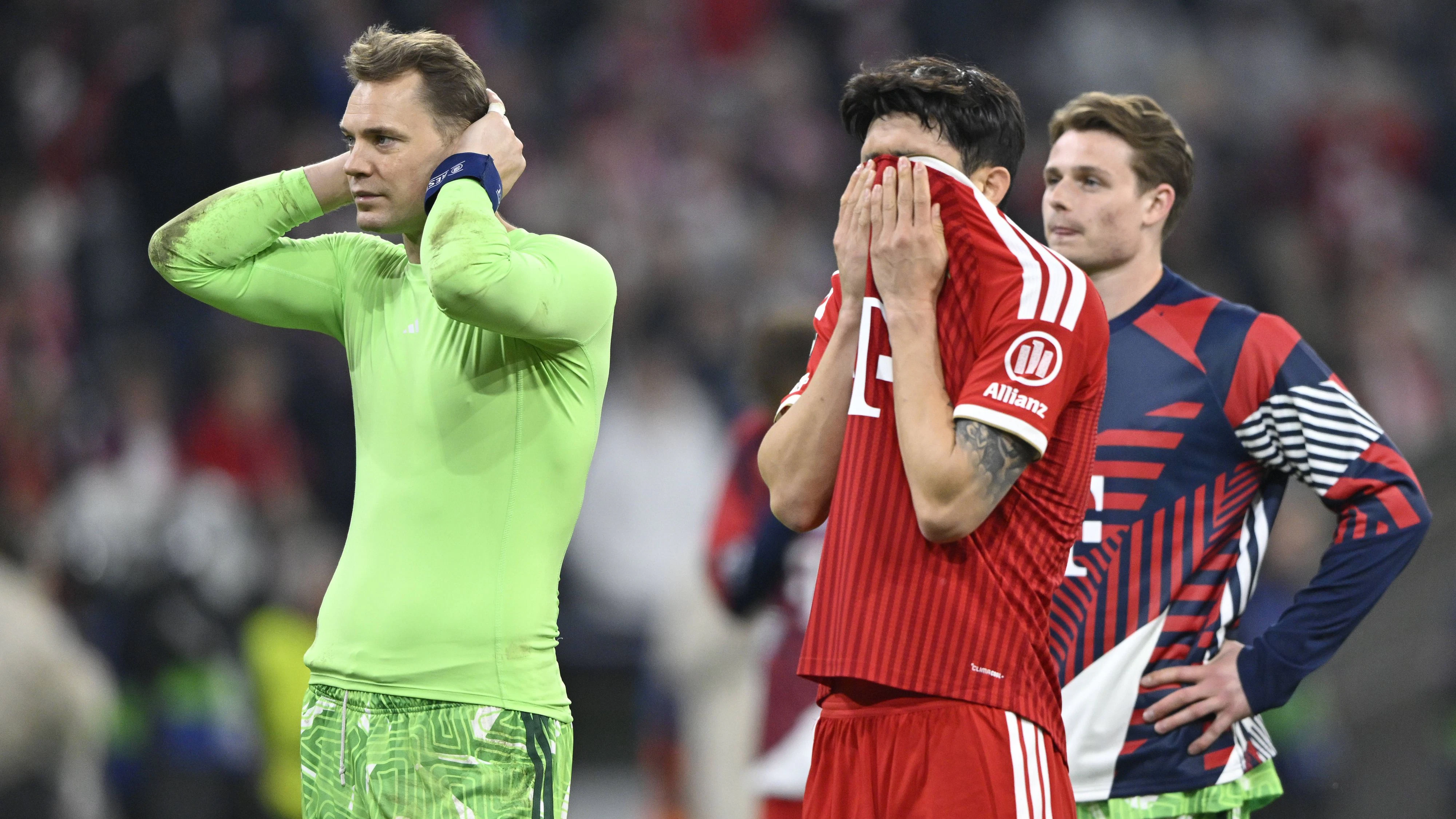 nach Spielende: enttaeuscht Torwart Manuel Neuer FC Bayern Muenchen FCB 01 Min-jae Kim FC Bayern Muenchen FCB 03 Torwart Jonas Urbig FC Bayern Muenchen FCB 40 FC Bayern Muenchen FCB vs Paris Saint-Germain PSG CL Champions League Halbfinale Rueckspiel 06.05.2026 DFL REGULATIONS PROHIBIT ANY USE OF PHOTOGRAPHS AS IMAGE SEQUENCES AND/OR QUASI-VIDEO FC Bayern Muenchen FCB vs Paris Saint-Germain PSG CL Champions League *** disappointed goalkeeper Manuel Neuer FC Bayern Muenchen FCB 01 Min jae Kim FC Bayern Muenchen FCB 03 goalkeeper Jonas Urbig FC Bayern Muenchen FCB 40 FC Bayern Muenchen FCB vs Paris Saint Germain PSG CL Champions League semi-final second leg 06 05 2026 DFL REGULATIONS PROHIBIT ANY USE OF PHOTOGRAPHS AS IMAGE SEQUENCES AND OR QUASI VIDEO FC Bayern Muenchen FCB vs Paris Saint Germain PSG CL Champions League