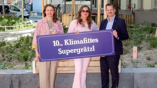 Stadträtin Ulli Sima (SP) mit Selma Arapovic (Neos, l.) und Bezirksvorsteher Marcus Franz in Wien-Favoriten.