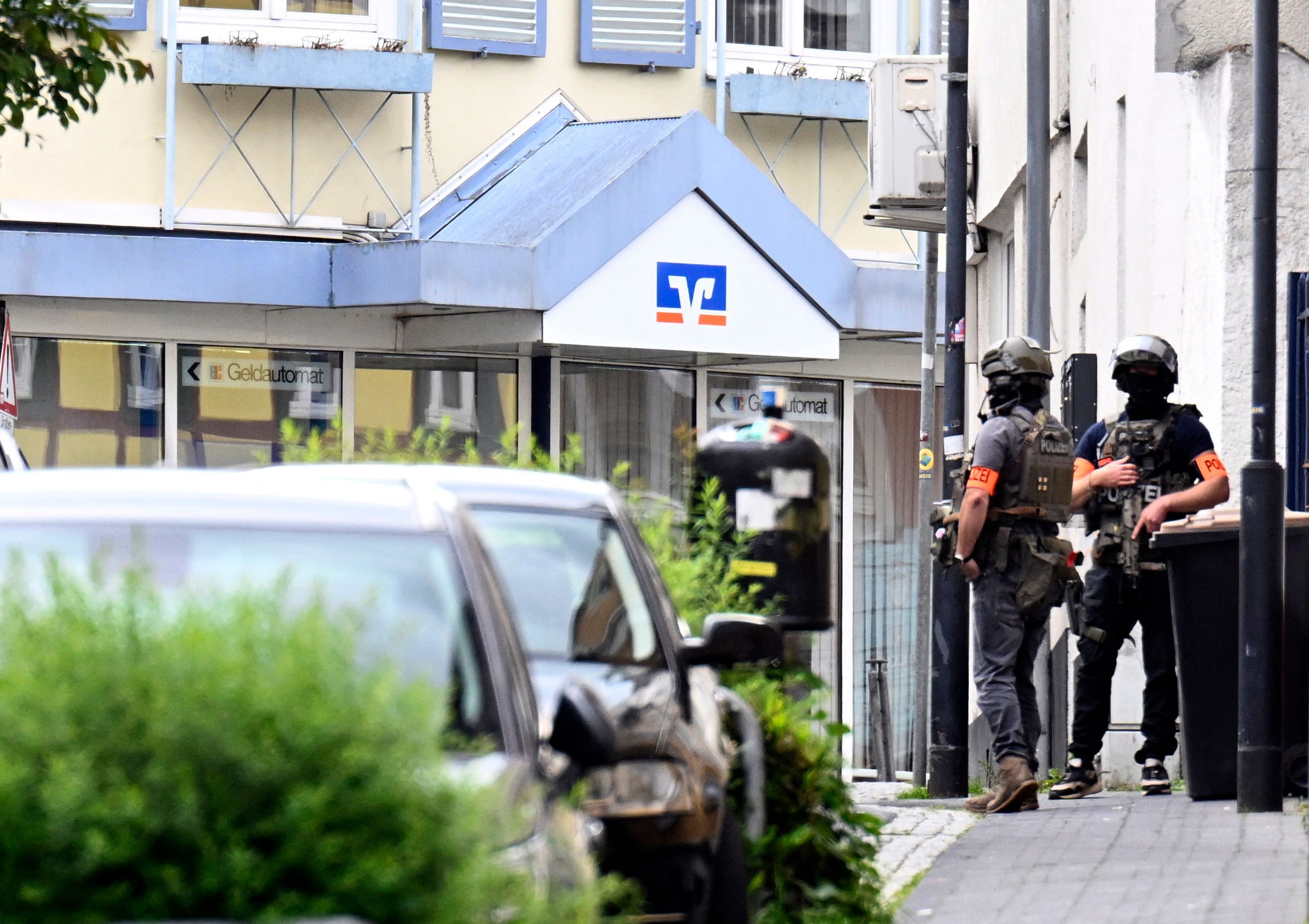Der Täter befindet sich aktuell auf der Flucht.