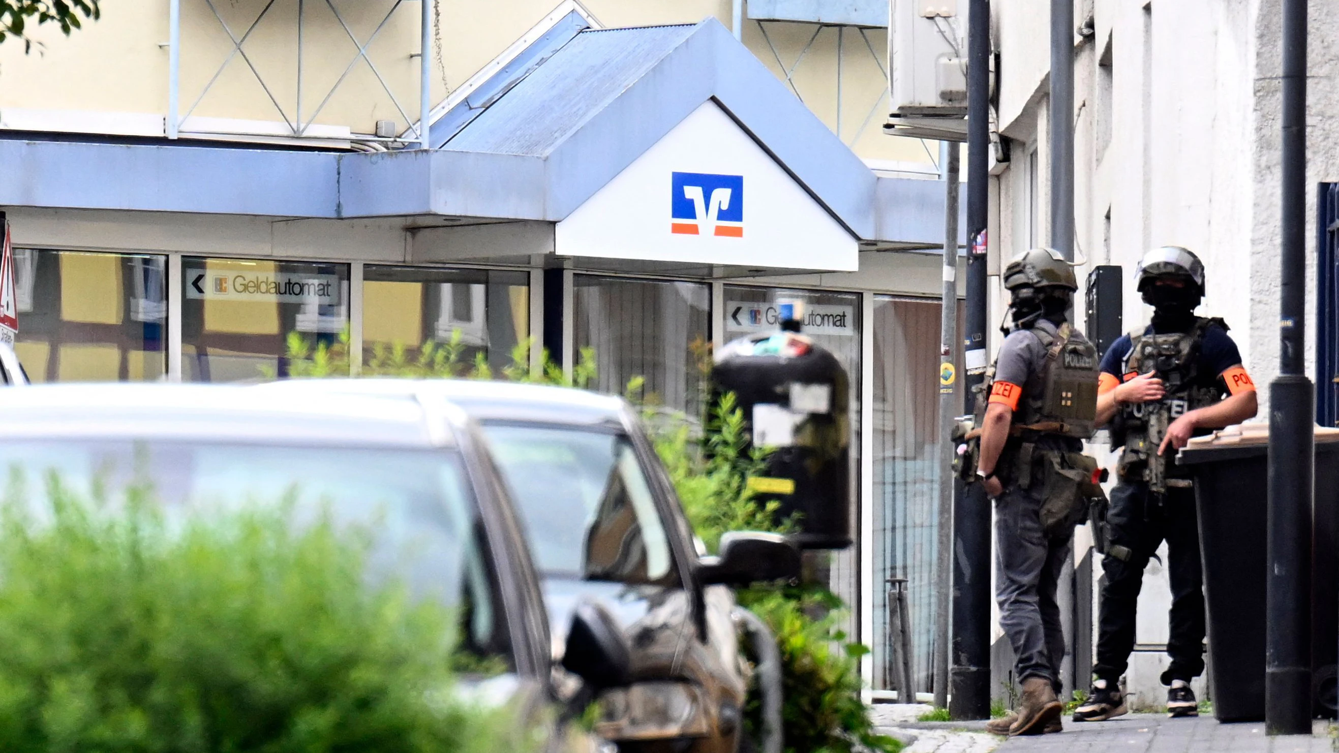 Der Täter befindet sich aktuell auf der Flucht.