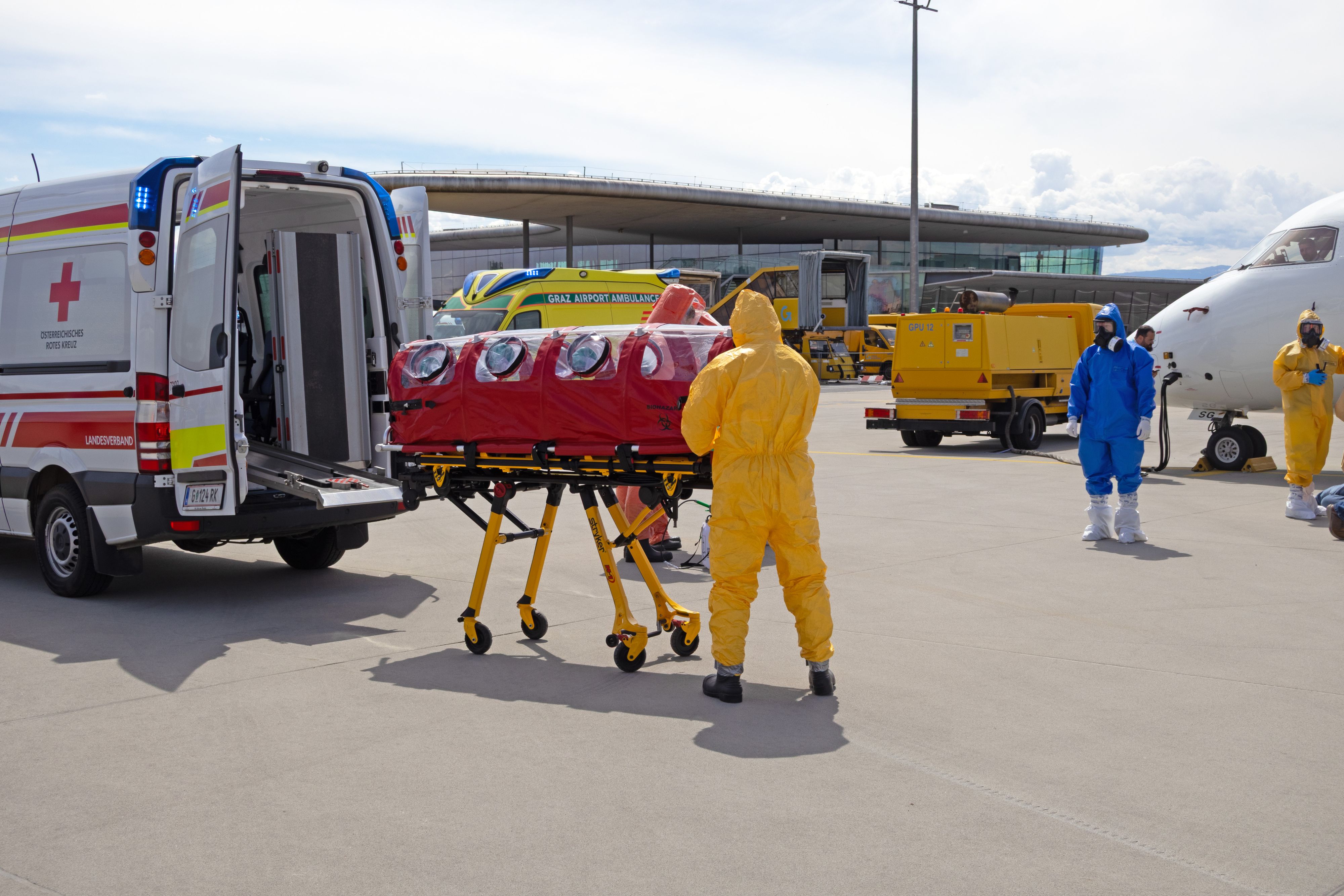 Im Zentrum der Übung stand ein fiktiver Ebola-Verdachtsfall an Bord eines Passagierflugzeugs. Rund 200 Einsatzkräfte waren eingebunden.
