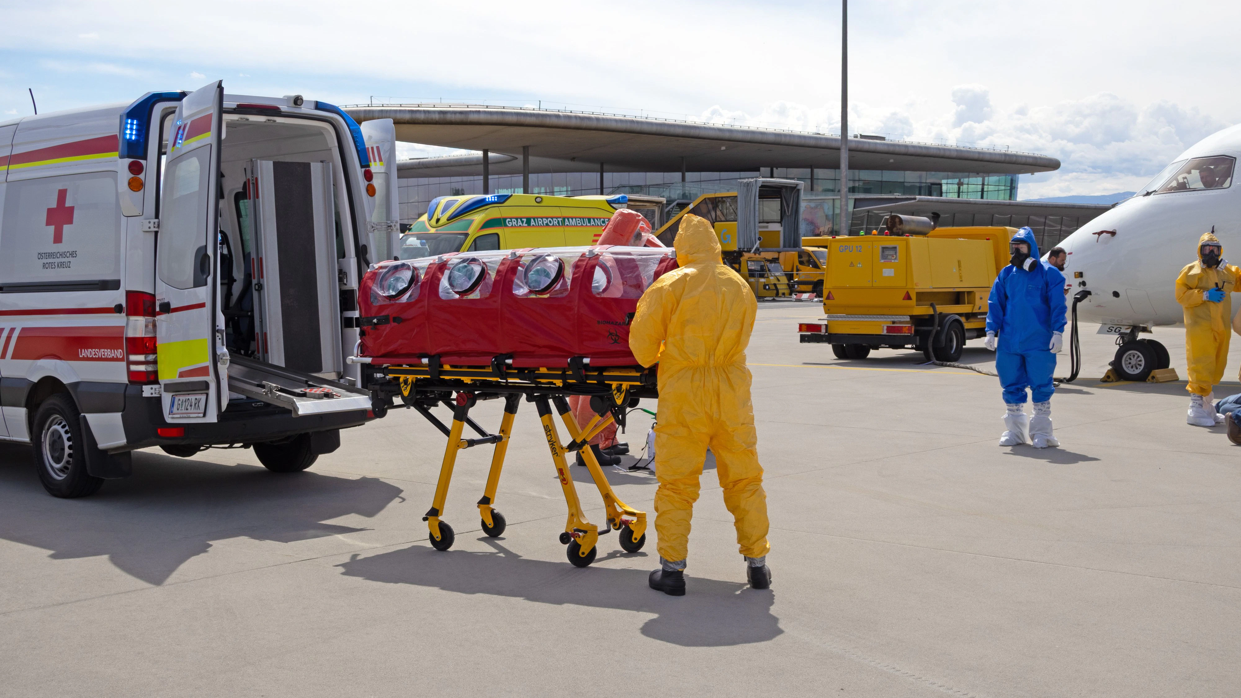 Im Zentrum der Übung stand ein fiktiver Ebola-Verdachtsfall an Bord eines Passagierflugzeugs, das auf dem Weg von Zentralafrika nach Wien wegen eines medizinischen Notfalls nach Graz umgeleitet werden musste. Rund 200 Einsatzkräfte waren in das Szenario eingebunden.