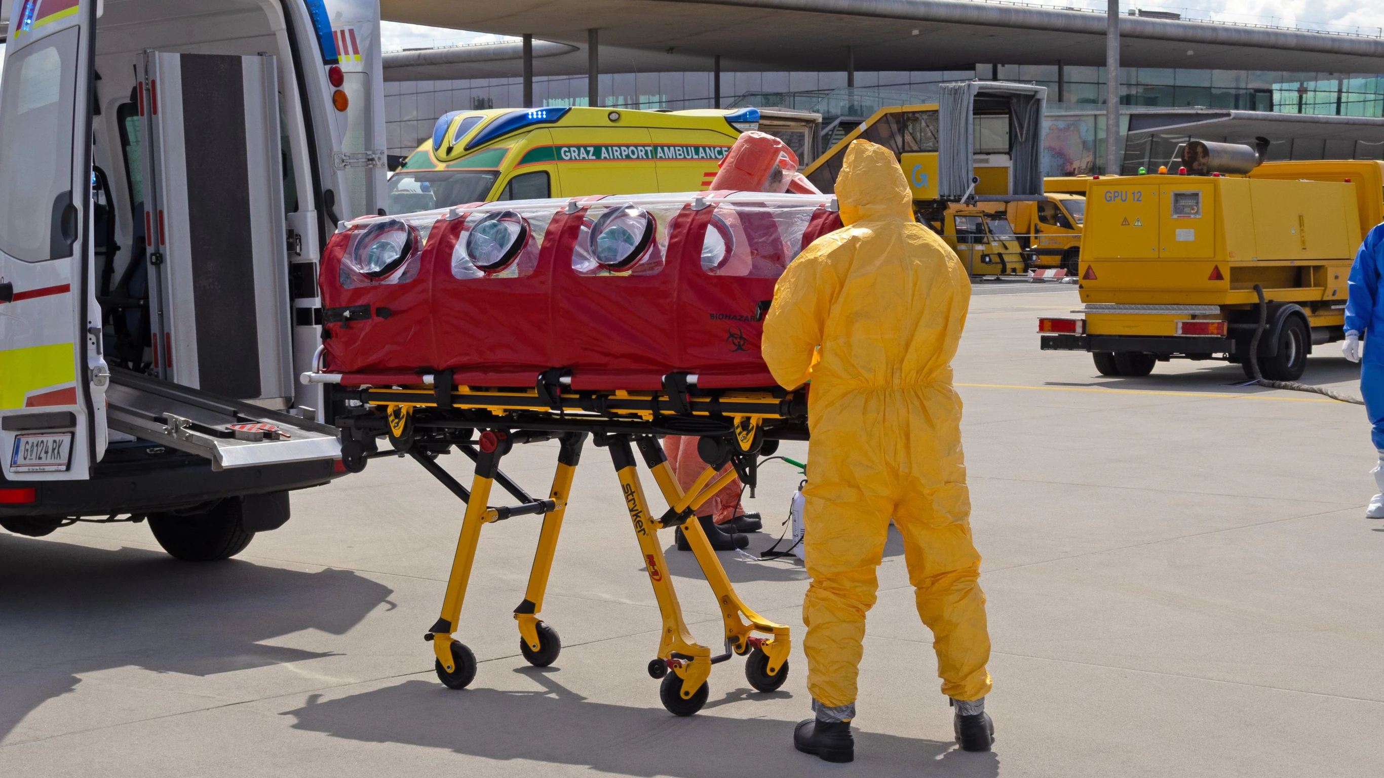 Heute.at - Ebola-Alarm in Graz! Flughafen probt den Ernstfall