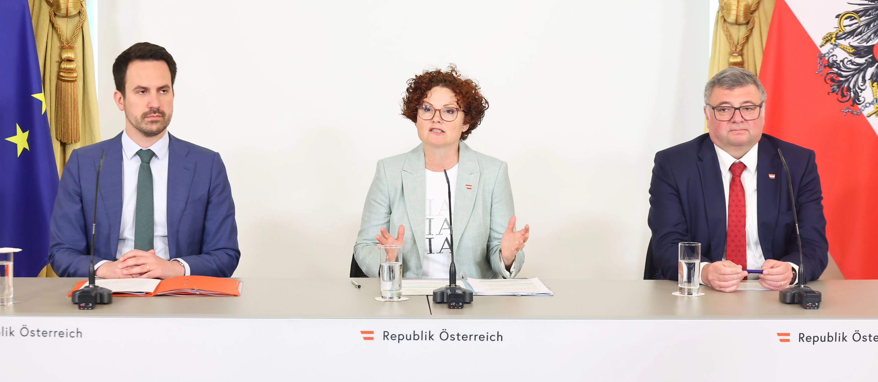 Die Ersatzbank für das Pressefoyer nach dem Ministerrat, die anderen hatten keine Zeit