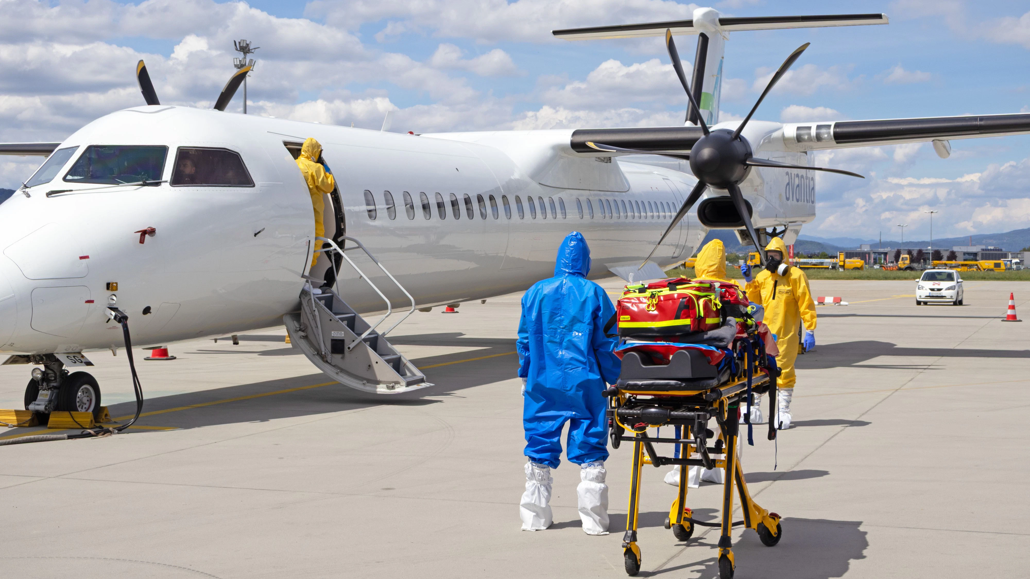 Im Zentrum der Übung stand ein fiktiver Ebola-Verdachtsfall an Bord eines Passagierflugzeugs, das auf dem Weg von Zentralafrika nach Wien wegen eines medizinischen Notfalls nach Graz umgeleitet werden musste. Rund 200 Einsatzkräfte waren in das Szenario eingebunden.