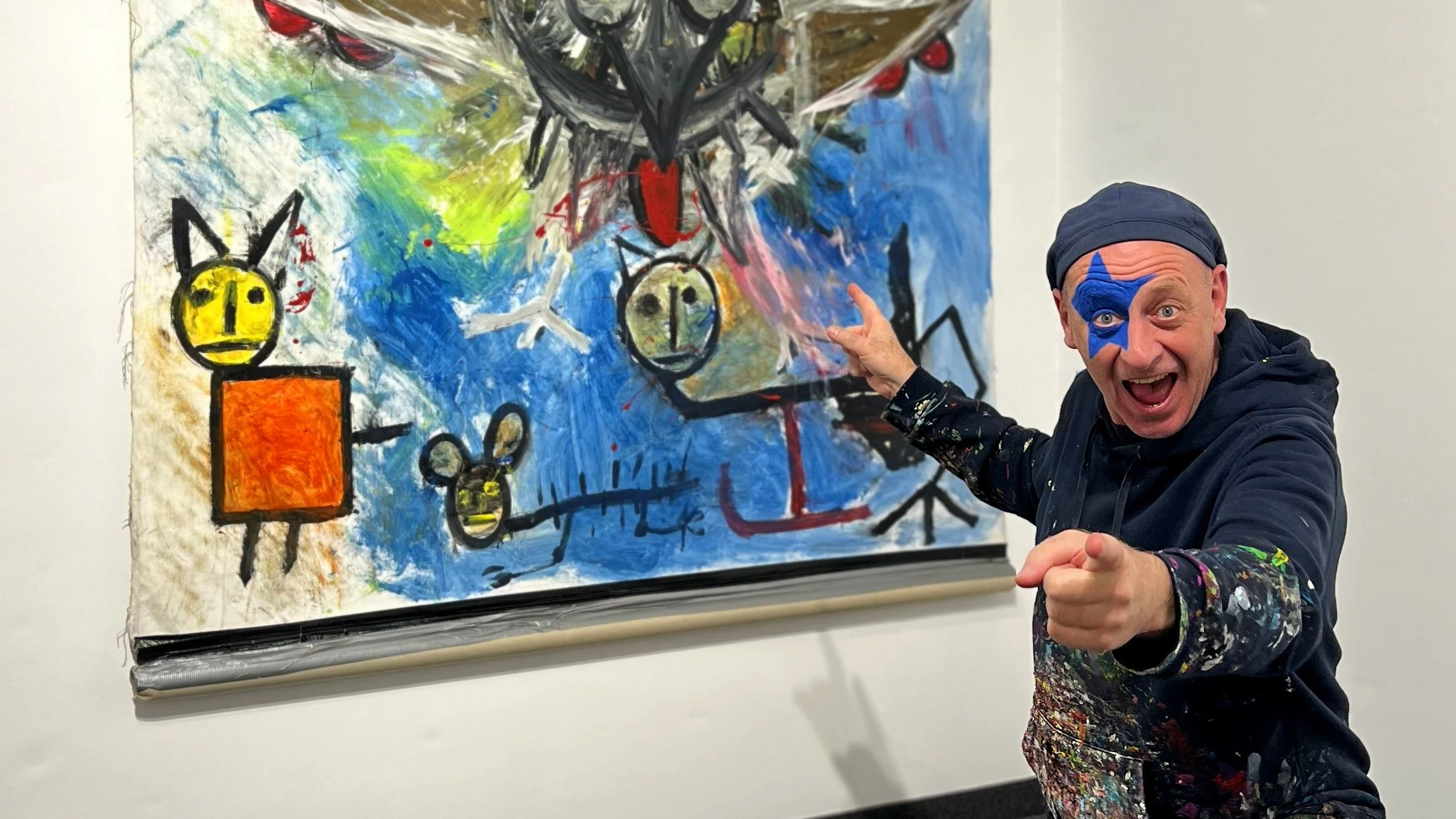 Alf Poier zeigt bei seiner Ausstellung unter dem Motto "Cosmo hat den Tanzschein, Poier hat den Kunstschein!" in der Galerie Kaiblinger nicht nur neue Bilder und Zeichnungen, sondern auch Original Requisiten des Auftritts beim ESC 2003 in Riga.