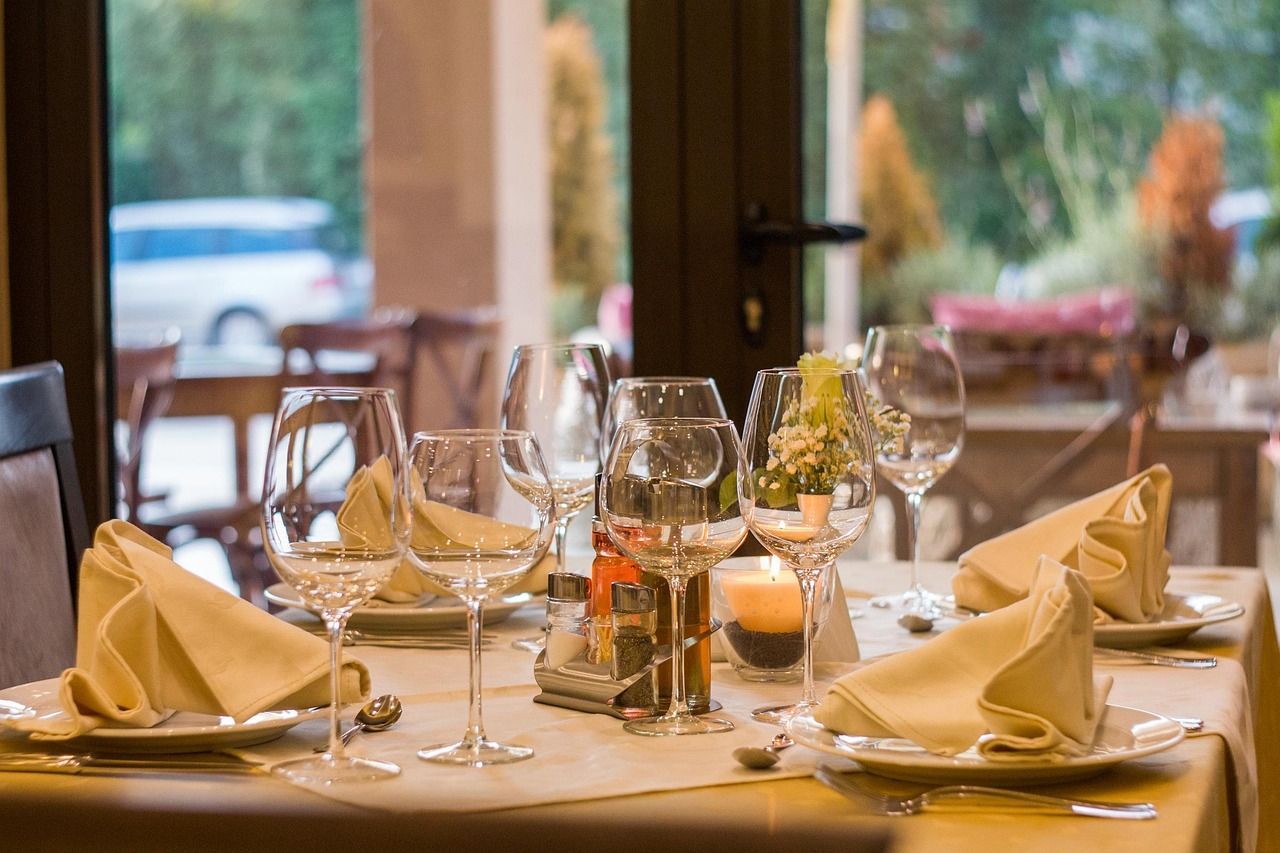 Elegante Tischeindeckung im Restaurant
