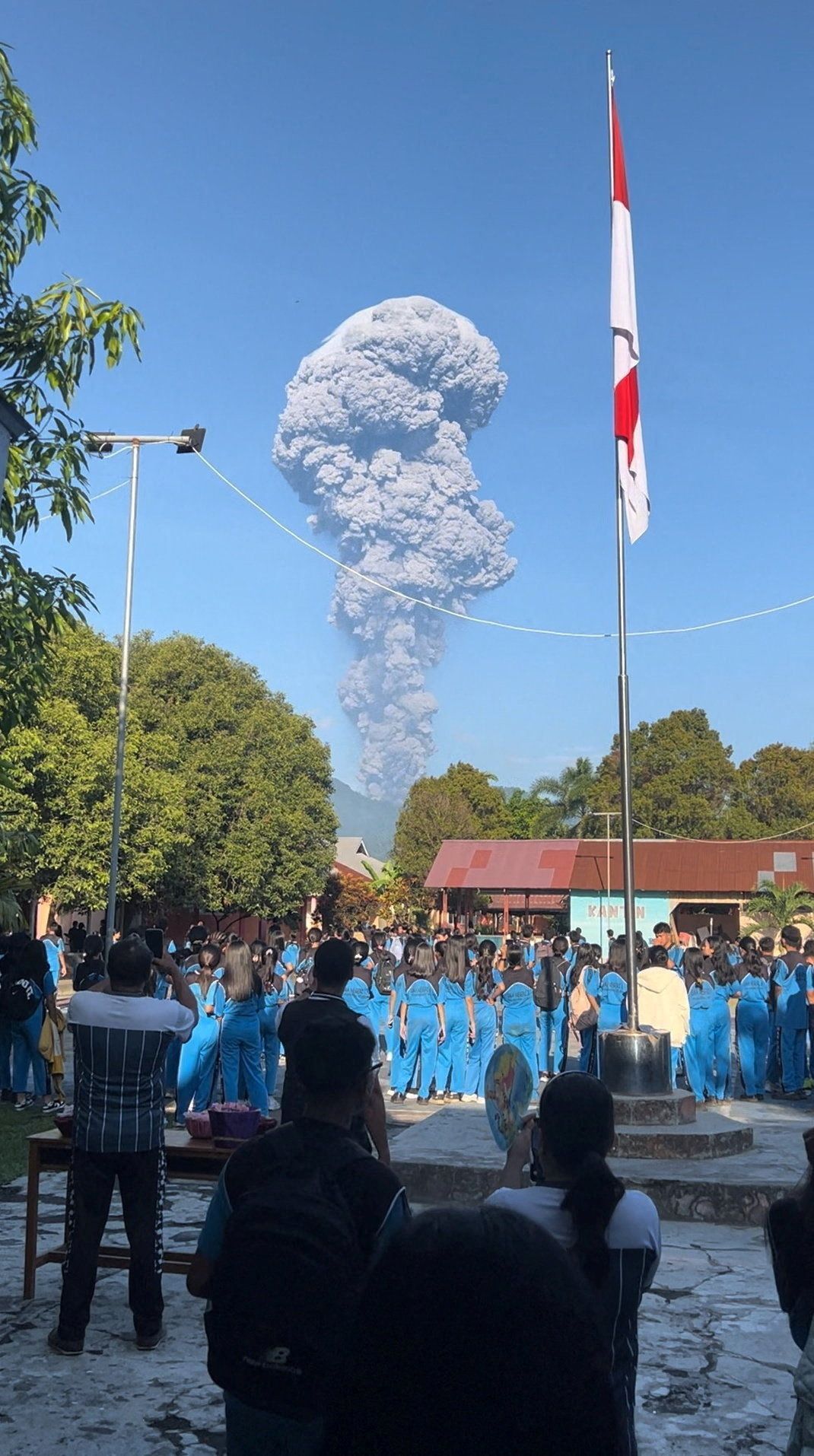Nach dem Ausbruch des Vulkans Dukono stieg eine hohe Aschewolke in den Himmel auf.