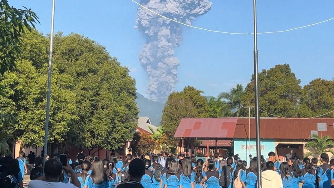 Nach dem Ausbruch des Vulkans Dukono stieg eine hohe Aschewolke in den Himmel auf.