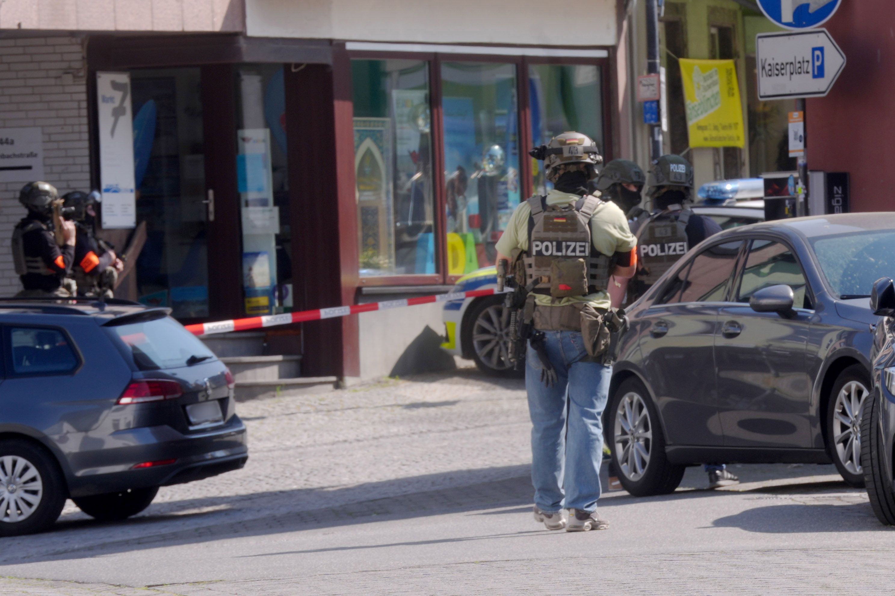 Die Polizei hat die Bank abgeriegelt.
