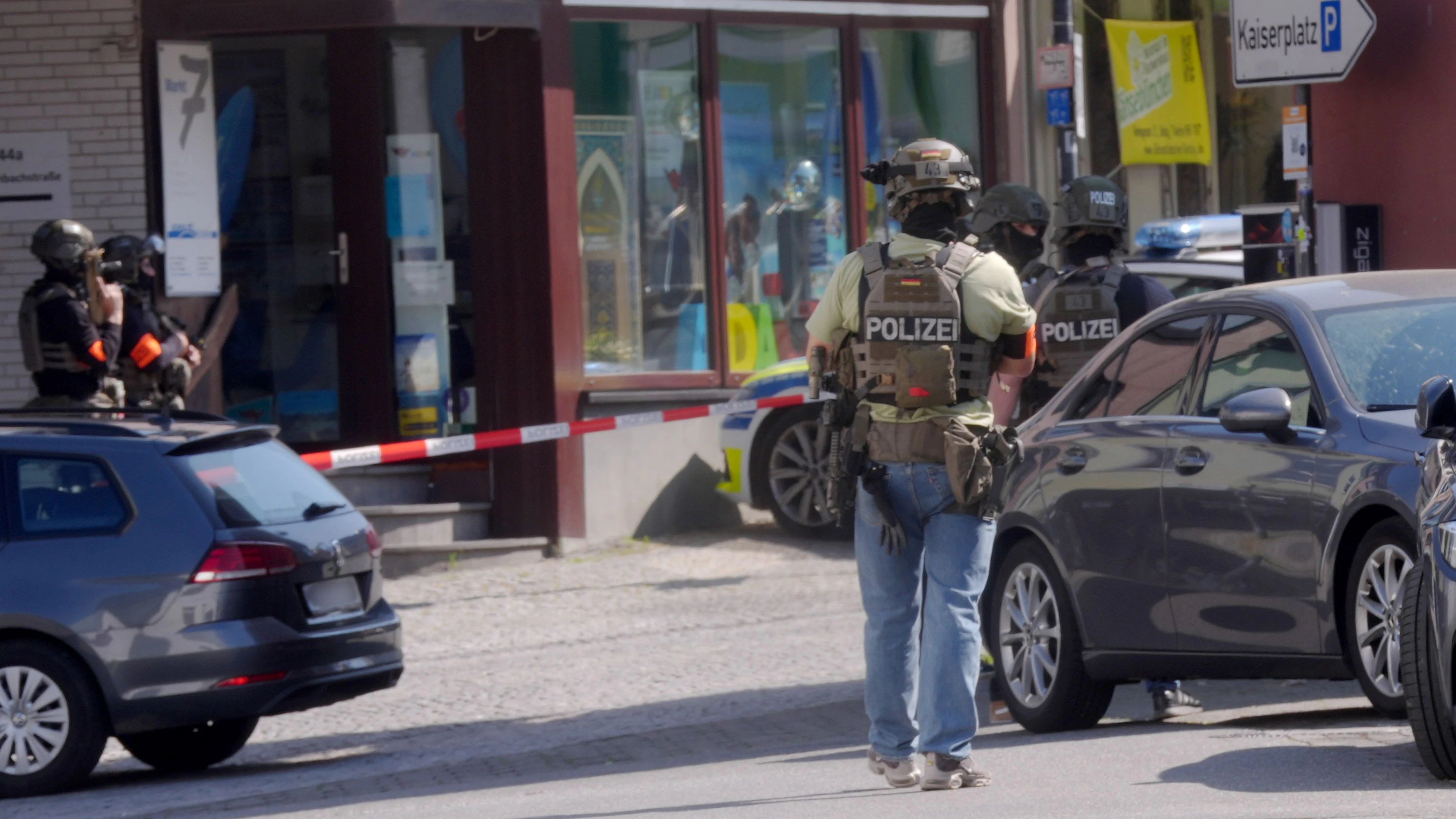 Die Polizei hat die Bank abgeriegelt.