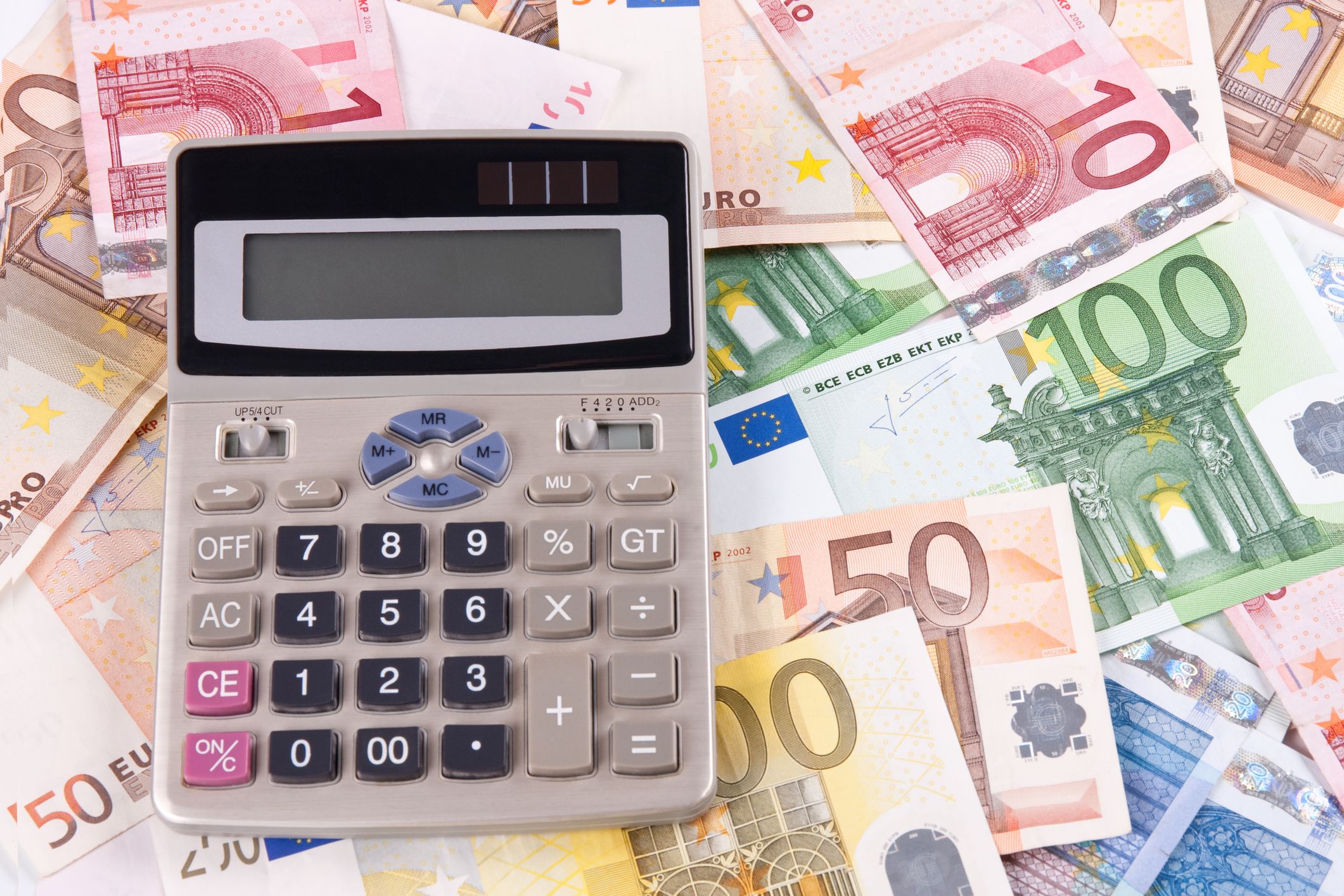 Auch Niedrigverdiener müssen künftig volle Beiträge zur Arbeitslosenversicherung zahlen. Netto kommt dann jeden Monat weniger aufs Konto.