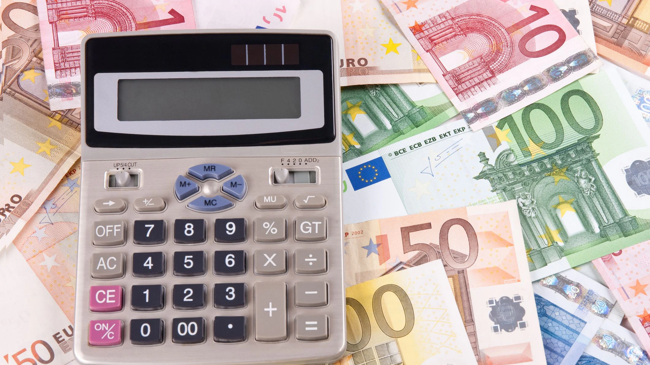 Auch Niedrigverdiener müssen künftig volle Beiträge zur Arbeitslosenversicherung zahlen. Netto kommt dann jeden Monat weniger aufs Konto.