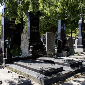 Tatort Friedhof: Wie eine Gruft-Bande 240 Gräber leer räumte