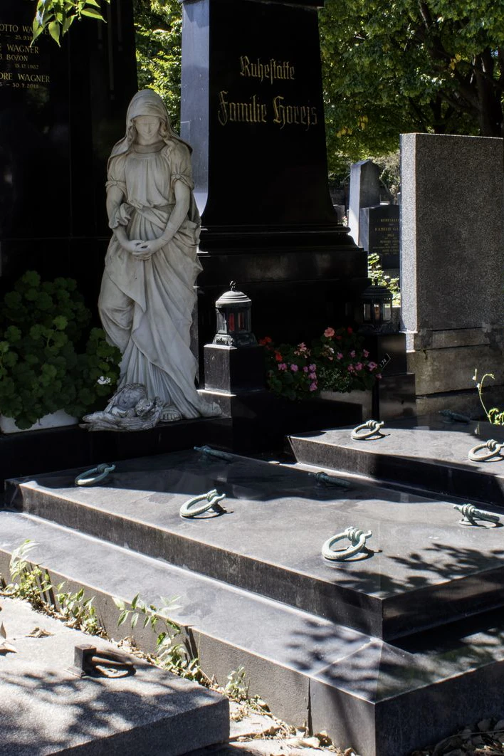 Am Zentralfriedhof und auf 21 anderen Friedhöfen in Wien, NÖ und dem Burgenland plünderte die Bande bisher mindestens 240 Gräber